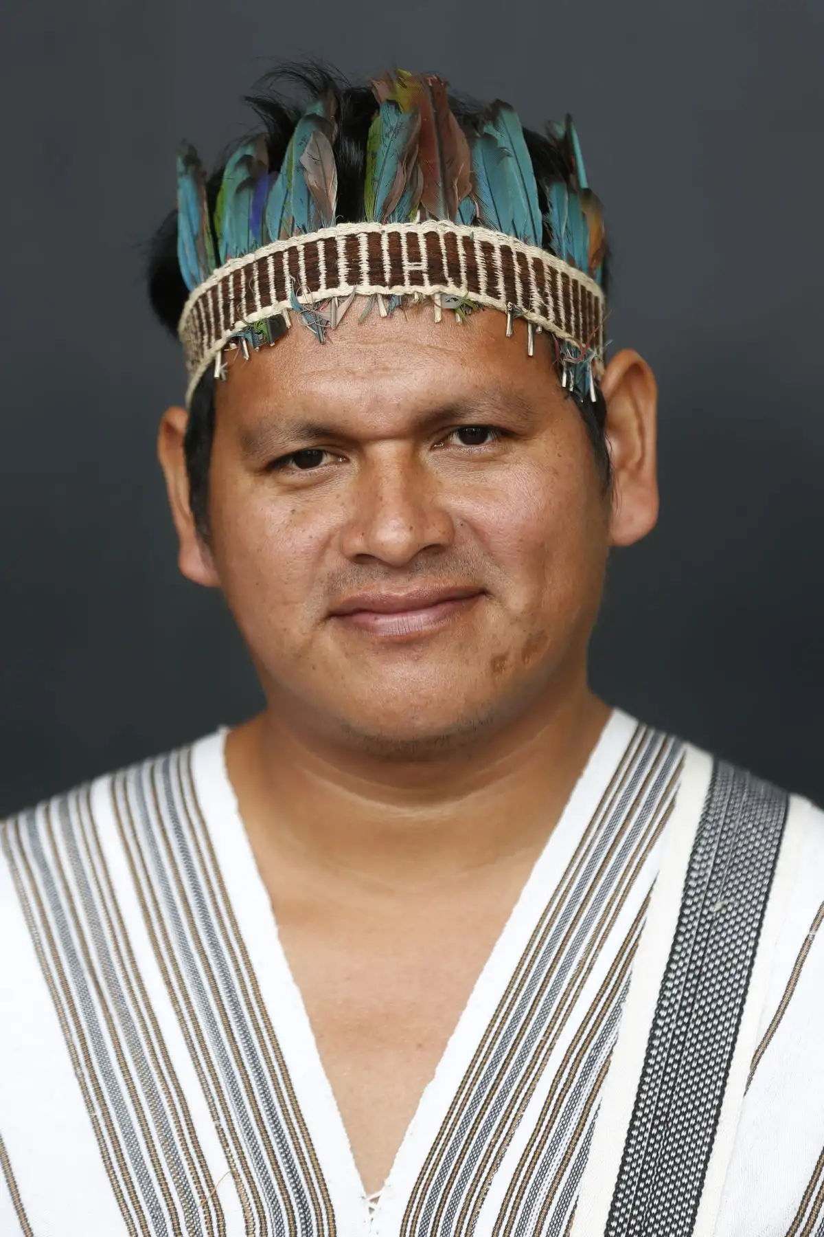 Junto a intérpretes yine y matsigenka, la escritora peruana Teresina Muñoz Nájar presentó colección de cuentos bilingües "El Libro de Nuestra Selva" con apoyo de Pluspetrol. Miguel Ángel Díaz Vargas de comunidad Nuevo Mundo, en Cusco.  Foto: ANDINA/Renato Pajuelo