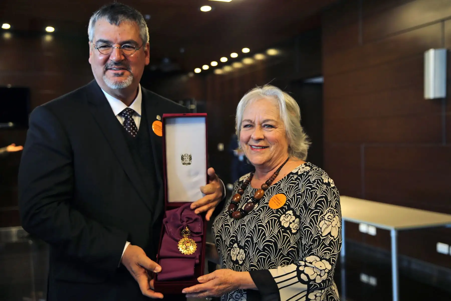 El ministro de Cultura Luis  Castillo Butters, hace entrega de la Orden del Sol de manera póstuma a la cantante y compositora Chabuca Granda, en representación su hija Teresa Fuller Granda. Foto: ANDINA/Norman Córdova