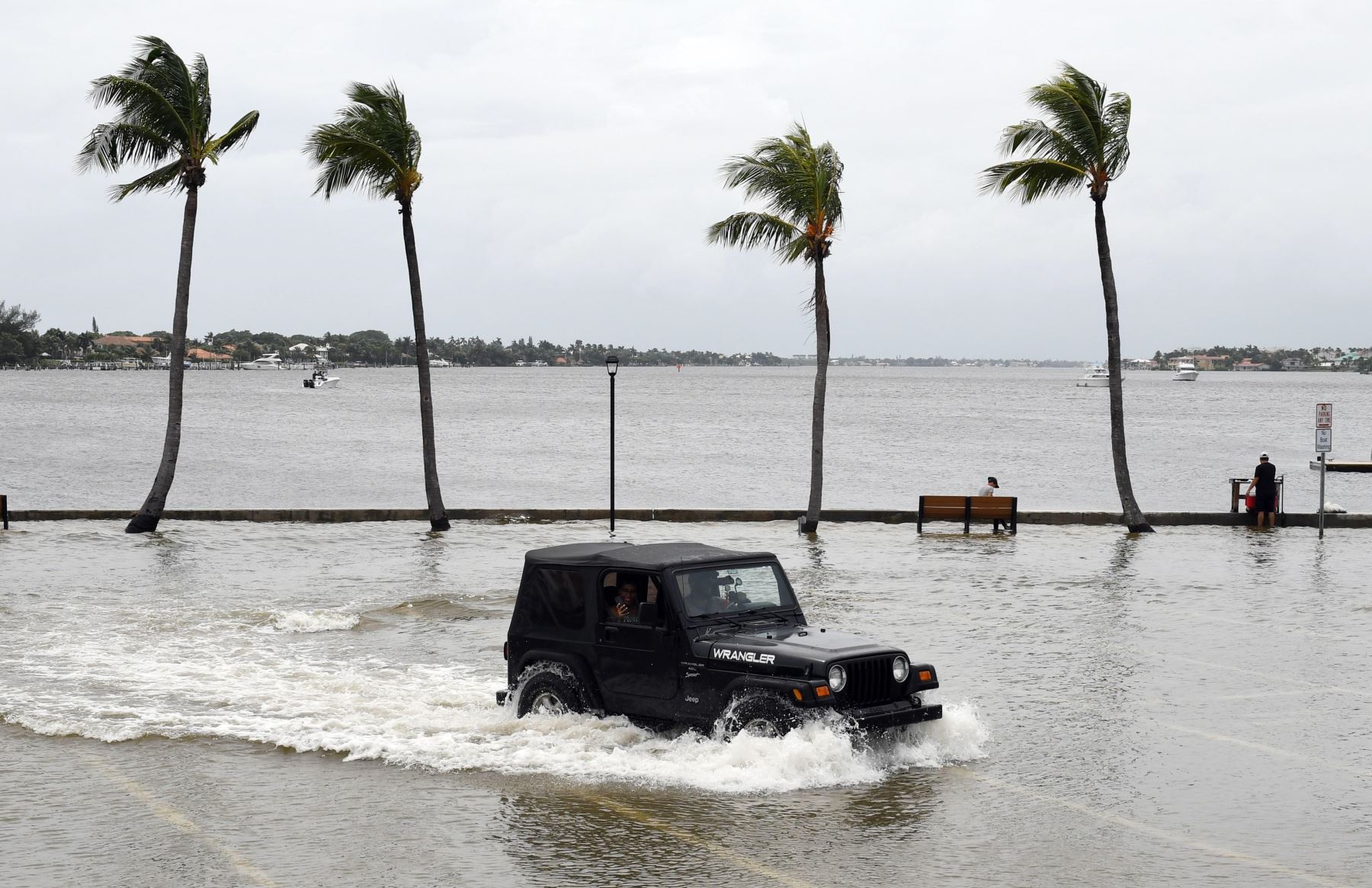 Un vehículo transita por una de las zonas afectadas por las inundaciones al paso del huracán Dorian. EFE
