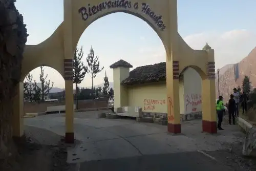 El arco que da la bienvenida al distrito de Huántar (Áncash) aparecieron pintas rojas con mensajes presuntamente subversivos.