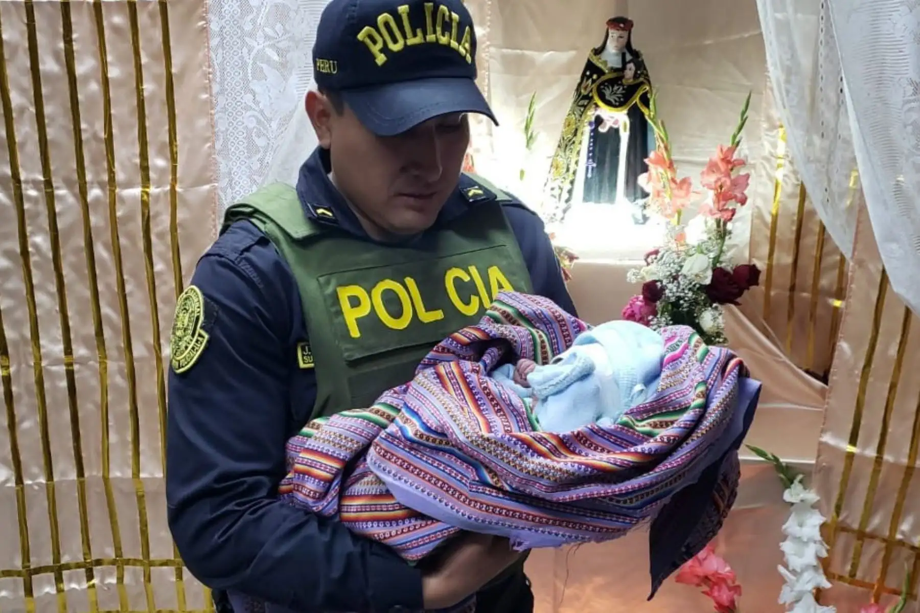 Policías rescataron a un bebé que fue abandonado en la puerta de la iglesia Cristo Rey del centro poblado de Monterry, en la provincia de Huaraz (Áncash).