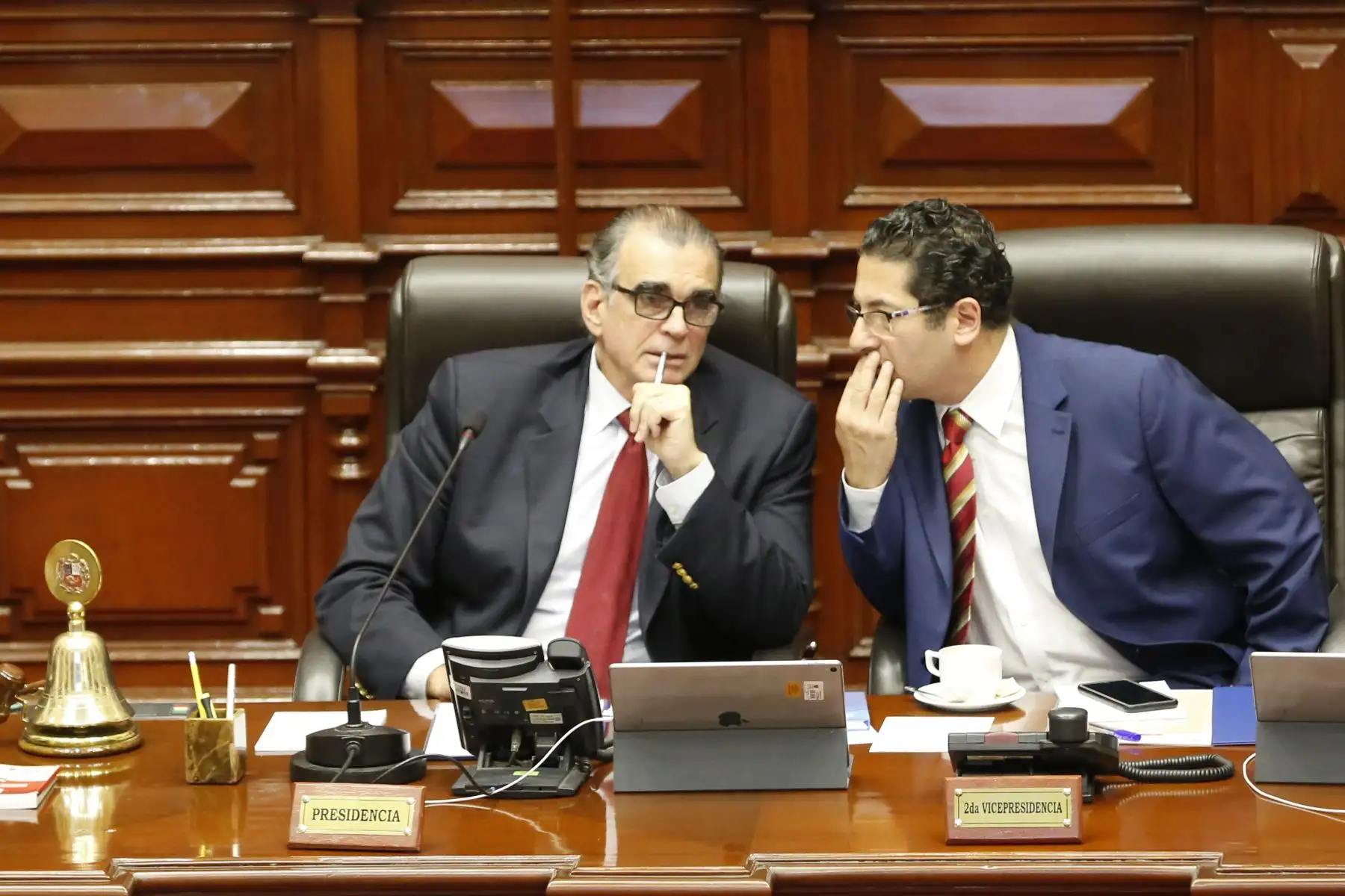 El presidente del congreso Pedro Olaechea dialoga con el congresista Salvador Heresi  durante el  pliego interpelatorio al  ministro de Justicia, Vicente Zeballos  en el pleno del Congreso.
Foto: ANDINA/Renato Pajuelo