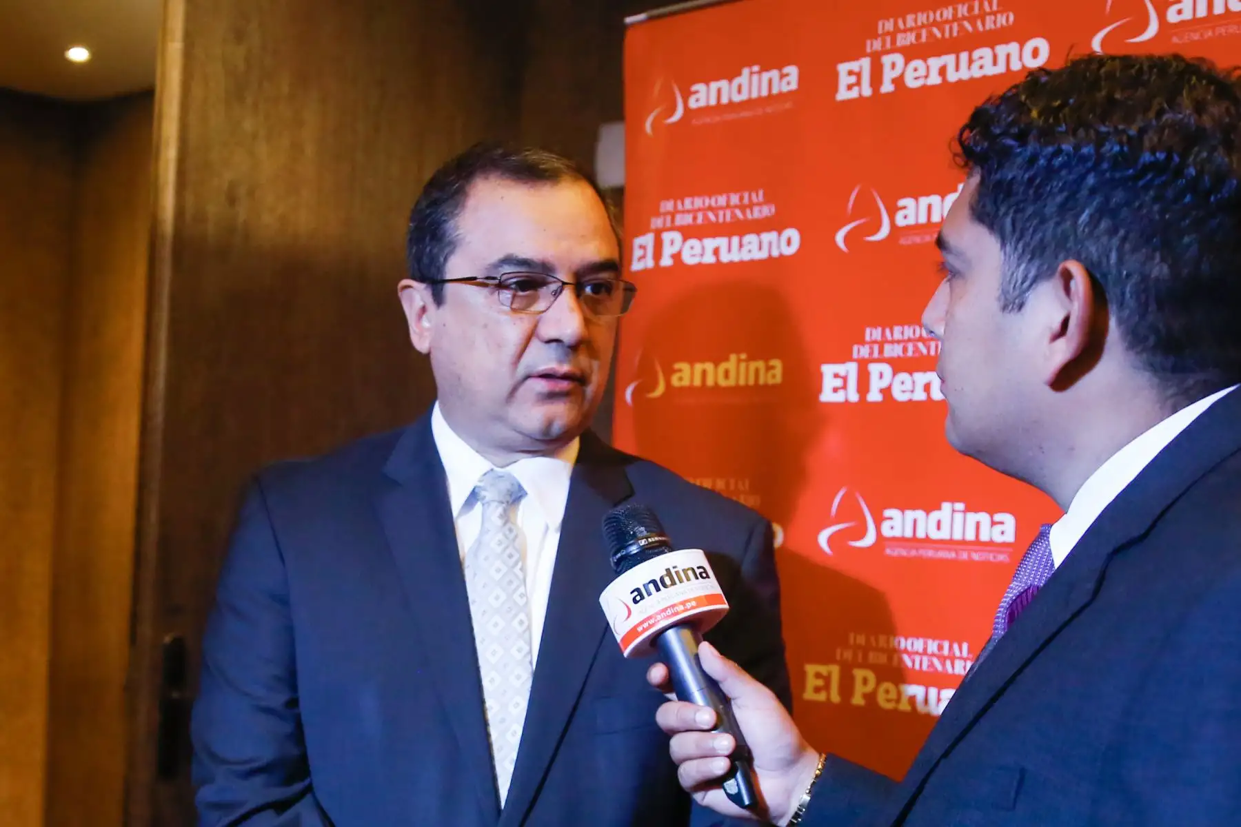 Entrevista al ministro de economía Carlos Oliva previo al Foro por la Competitividad
"Rendición de cuentas para el crecimiento sostenible del Perú"en Hotel Hilton, Miraflores. Foto: ANDINA/ Renato Pajuelo