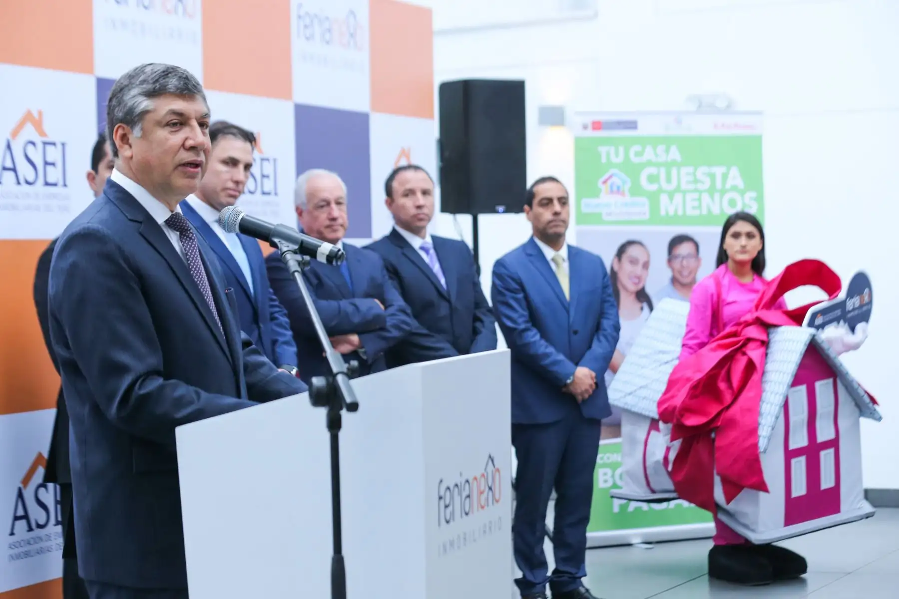 El Ministro de Vivienda Miguel Estrada, entrega las llaves de la vivienda número 6 000 a los propietarios que se benefician con el Crédito Mivivienda. Foto: ANDINA Norman Cordova