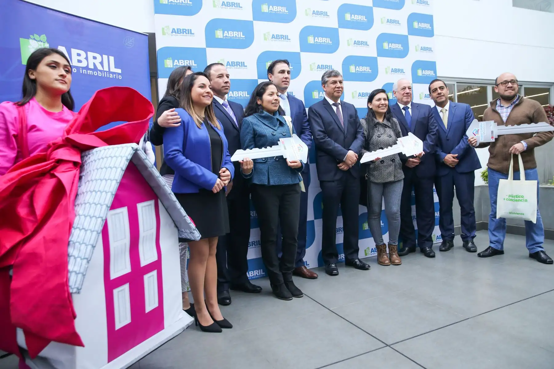 El Ministro de Vivienda Miguel Estrada, entrega las llaves de la vivienda número 6 000 a los propietarios que se benefician con el Crédito Mivivienda. Foto: ANDINA Norman Cordova