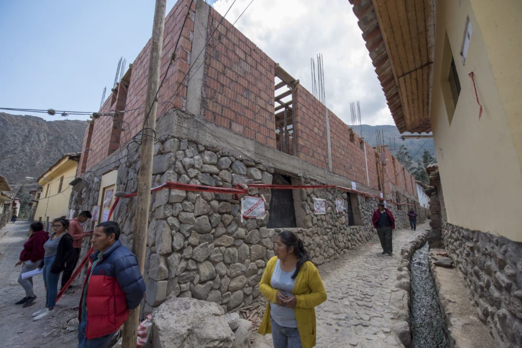Autoridades de Cusco paralizan construcción de una vivienda de concreto sobre un muro inca en distrito de Ollantaytambo. ANDINA/Difusión