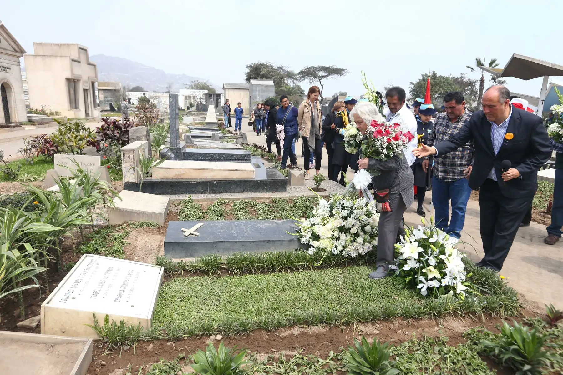Teresa Fuller, asiste a la misa y romería por los 99 años del natalicio de su madre Chabuca Granda en el cementerio El Ángel. Foto: ANDINA/ Héctor Vinces