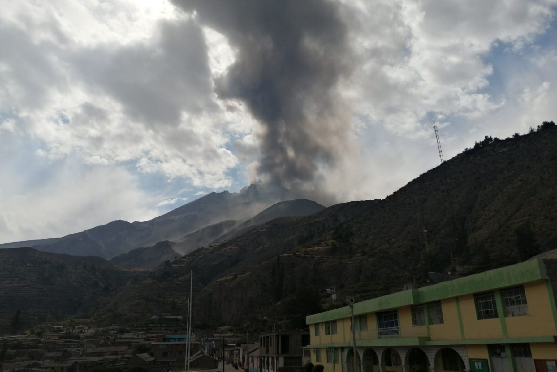 A las 13:58 horas se registró una nueva explosión del volcán Ubinas (Moquegua) y formó una columna de gases y ceniza. Foto: Ingemmet