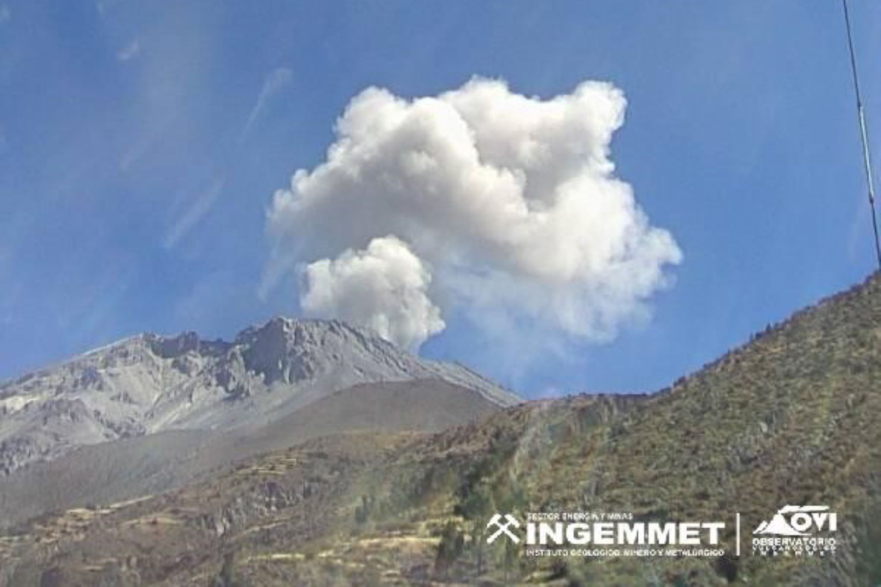 A las 13:58 horas se registró una nueva explosión del volcán Ubinas (Moquegua) y formó una columna de gases y ceniza. Foto: Ingemmet