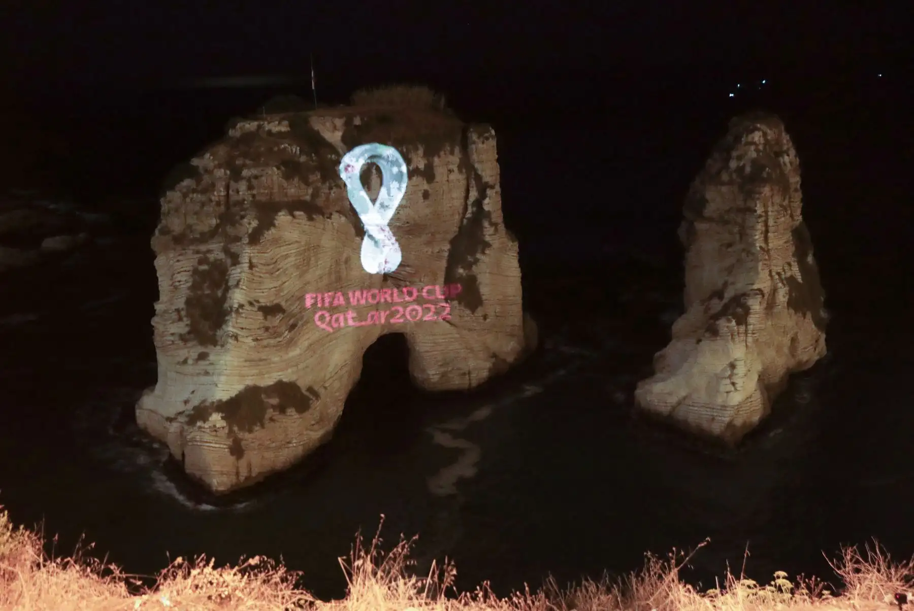 El logotipo de la Copa Mundial de la FIFA Qatar 2022 se proyecta en el famoso monumento de Pigon