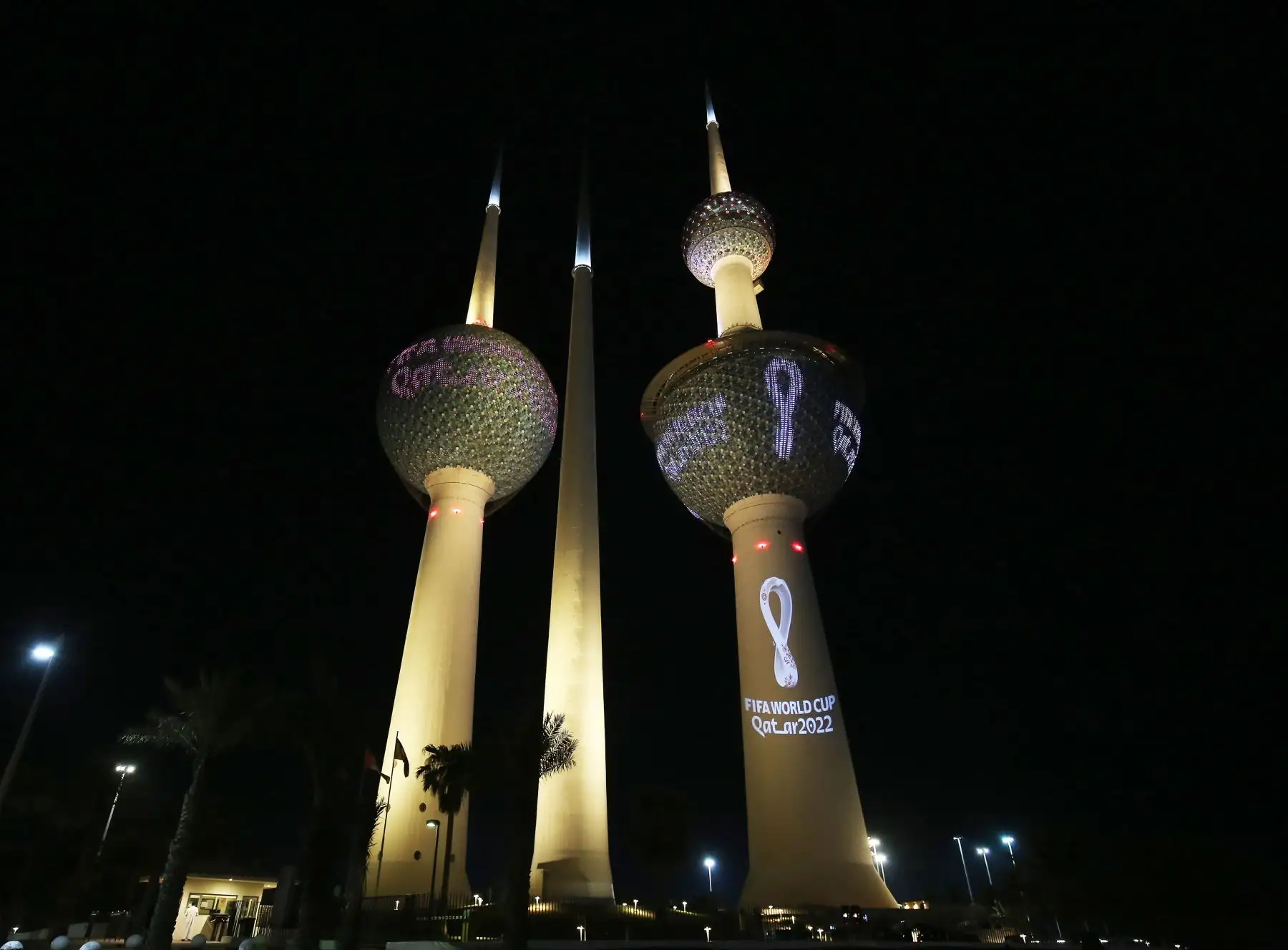 El logotipo de la Copa Mundial de la FIFA Qatar 2022 se proyecta en las Torres de Kuwait.Foto:AFP