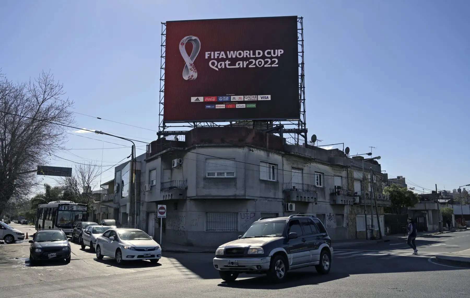 Una placa electrónica muestra el logotipo oficial de la Copa Mundial de la FIFA Qatar 2022 en las afueras de Buenos Aires.Foto.AFP