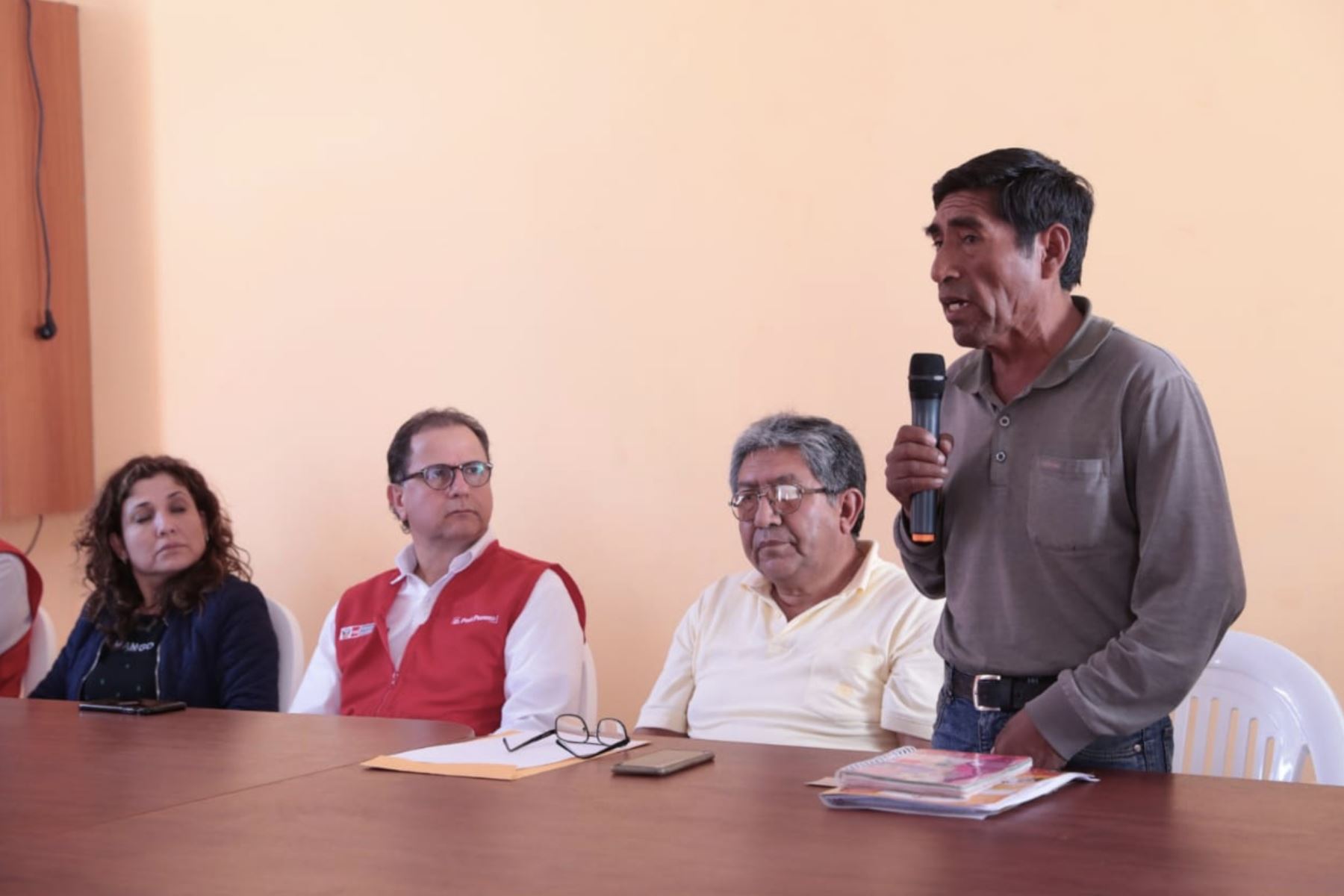 Ministro Francisco Ísmodes firmó el acta de instalación de grupos de trabajo para despejar dudas socioambientales, en la instalación de los grupos de trabajo encargados de aclarar inquietudes de los pobladores sobre el desarrollo de la actividad minera.Foto:ANDINA/MINEM