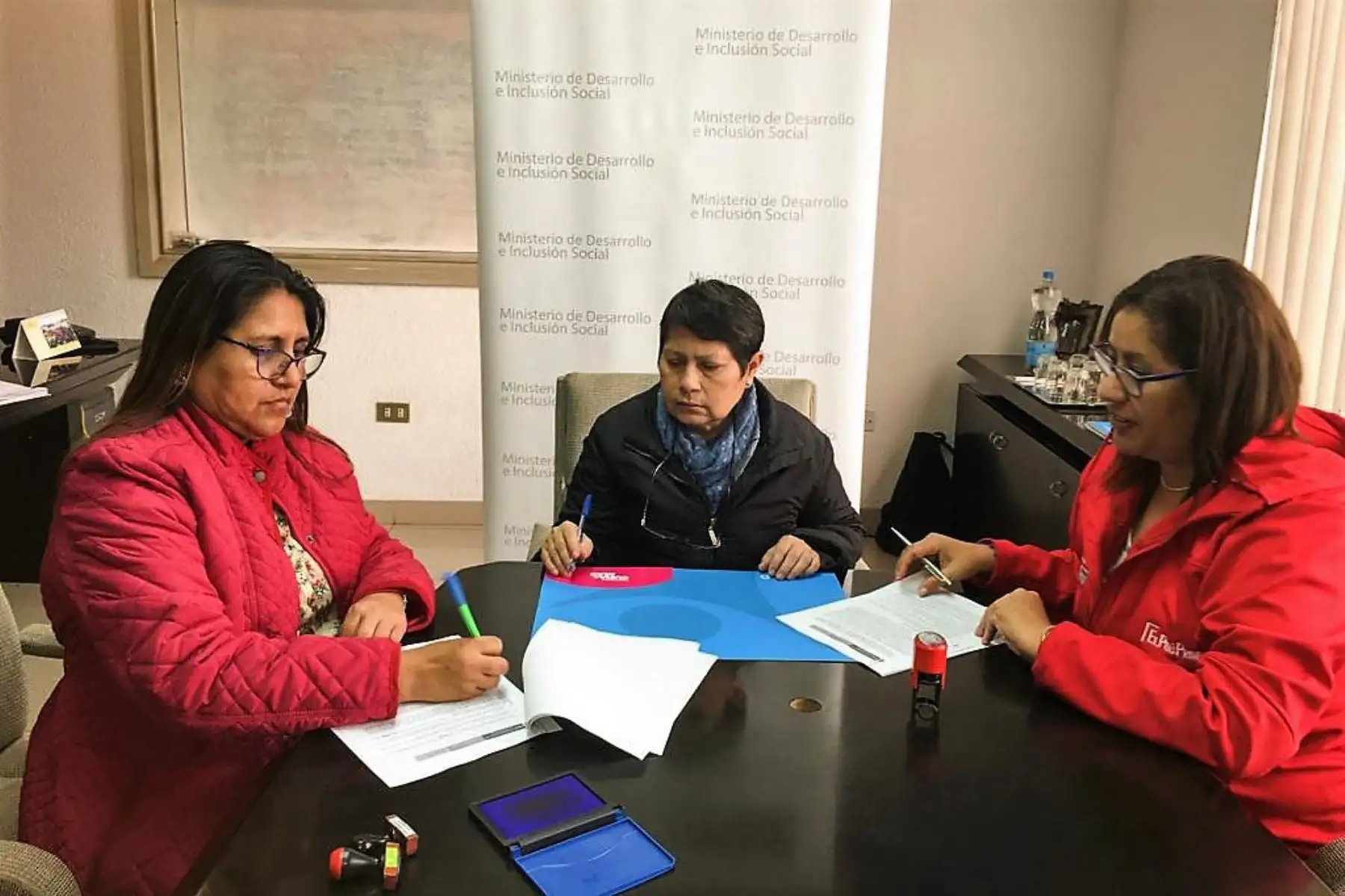 Autoridades de Cuna Más y representantes de la comunidad cooperan para ampliar el número de beneficiarios en el Callao.