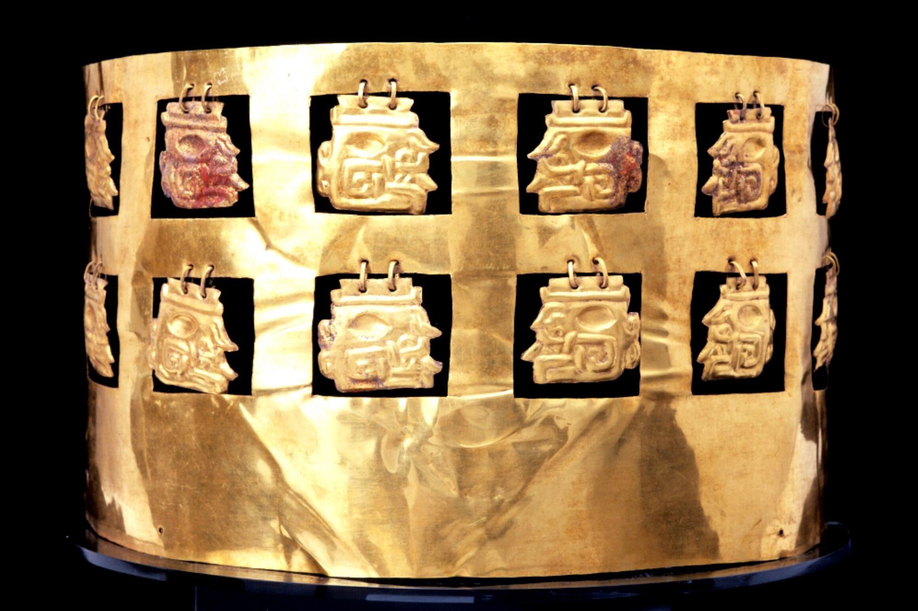Corona de oro descubierta en Kuntur Wasi formará parte de la exposición sobre los 40 años de investigación de la misión japonesa liderada por Yuji Seki. Foto: ANDINA/Eduard Lozano