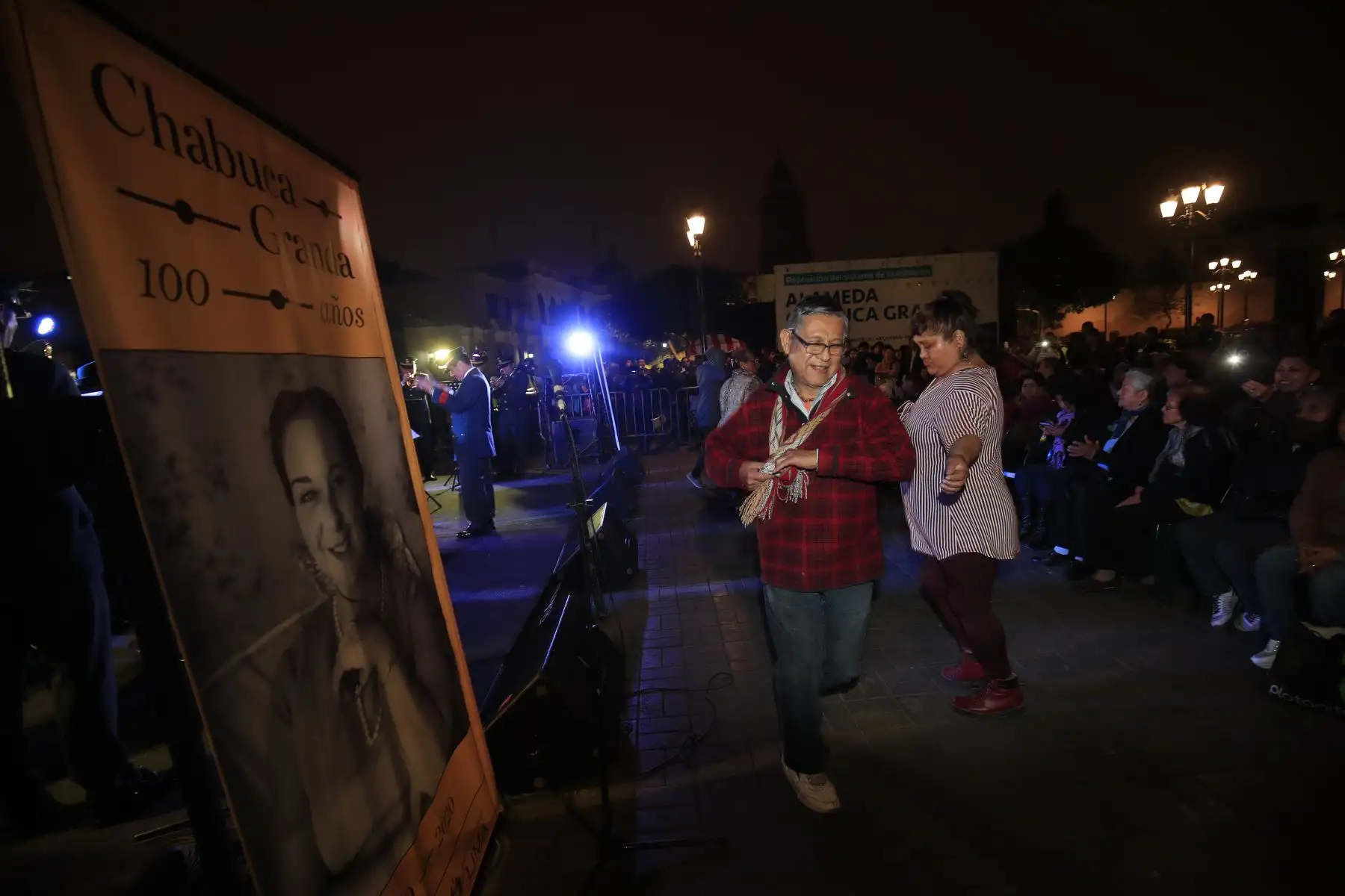 Banda de la Policía Nacional realiza homenaje a Chabuca Granda por los cien años de su nacimiento en la Alameda que lleva su nombre.

Foto: ANDINA/Juan Carlos Guzmán Negrini