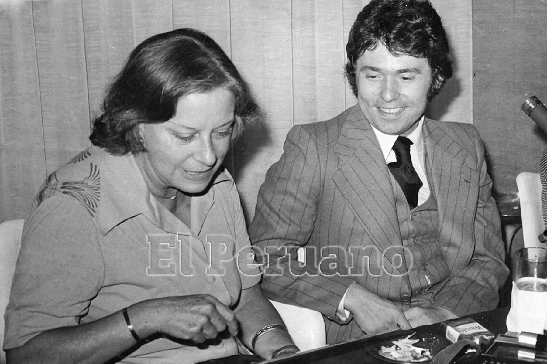 Lima - 9 abril 1977 / La gran compositora e interprete Chabuca Granda y  cantante español Raphael en una conferencia de prensa. Foto: Archivo Histórico de EL PERUANO / Alejandro Aguirre