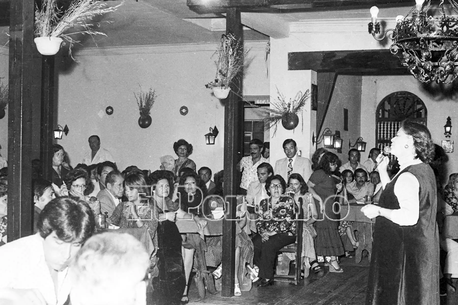 Lima - 16 abril 1979 / Chabuca Granda, cantante y compositora de música criolla, en el festival a beneficio de Pastor Zuzunaga en la Peña Ugarte. Foto: Archivo Histórico de EL PERUANO / Bernabé Wong