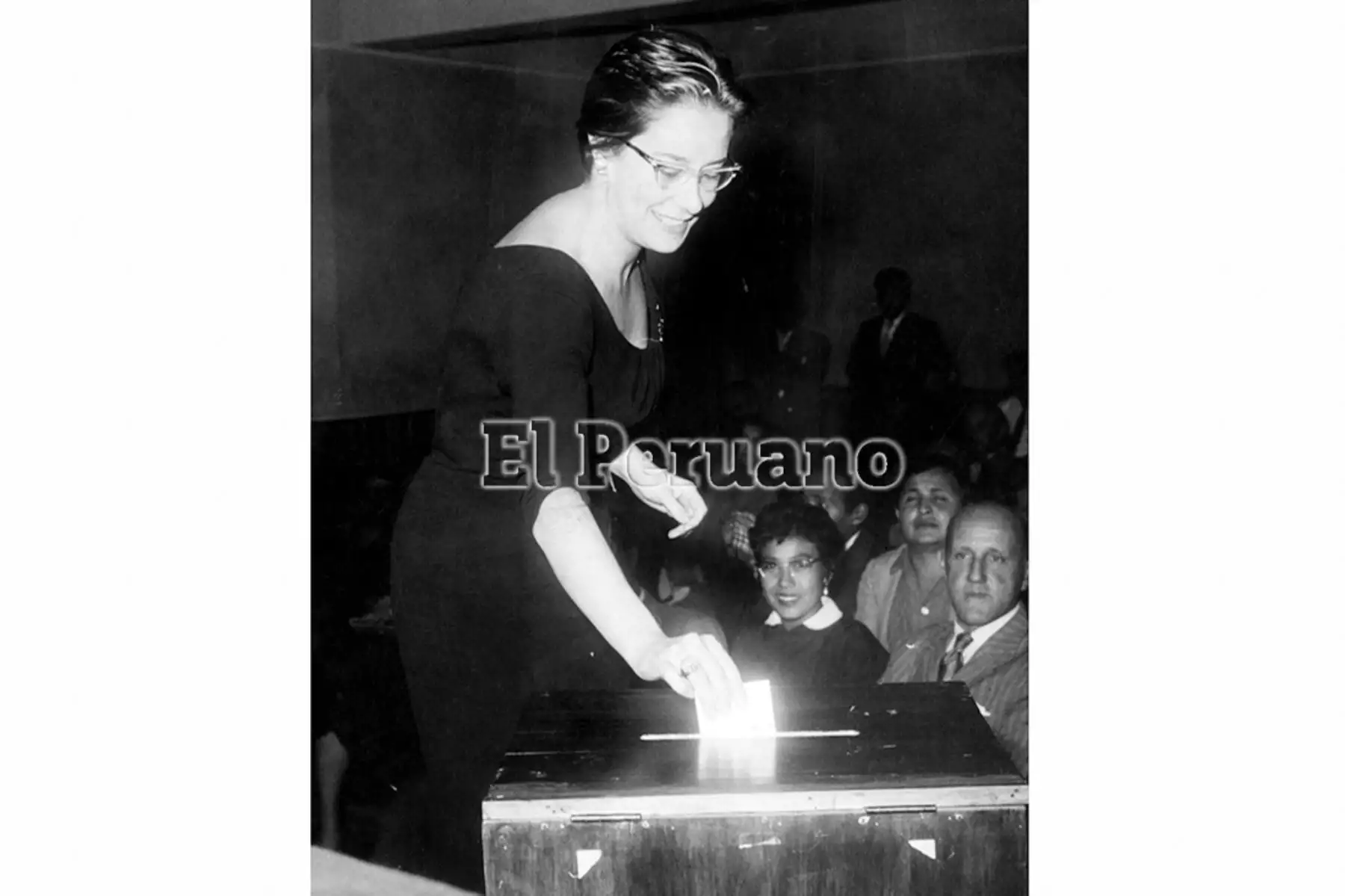 Lima - 3 junio 1957 / Chabuca Granda cumple con su deber institucional de votar para elegir al nuevo presidente de la Asociación Peruana de Autores y Compositores  (APDAYC). Foto: Archivo Histórico de EL PERUANO / Abelardo Carrión