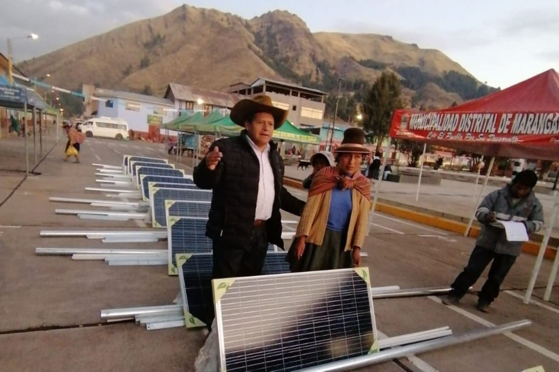 Pobladores del distrito de Maranganí, provincia de Canchis, en Cusco, se benefician con la entrega de paneles solares para generar energía eléctrica.