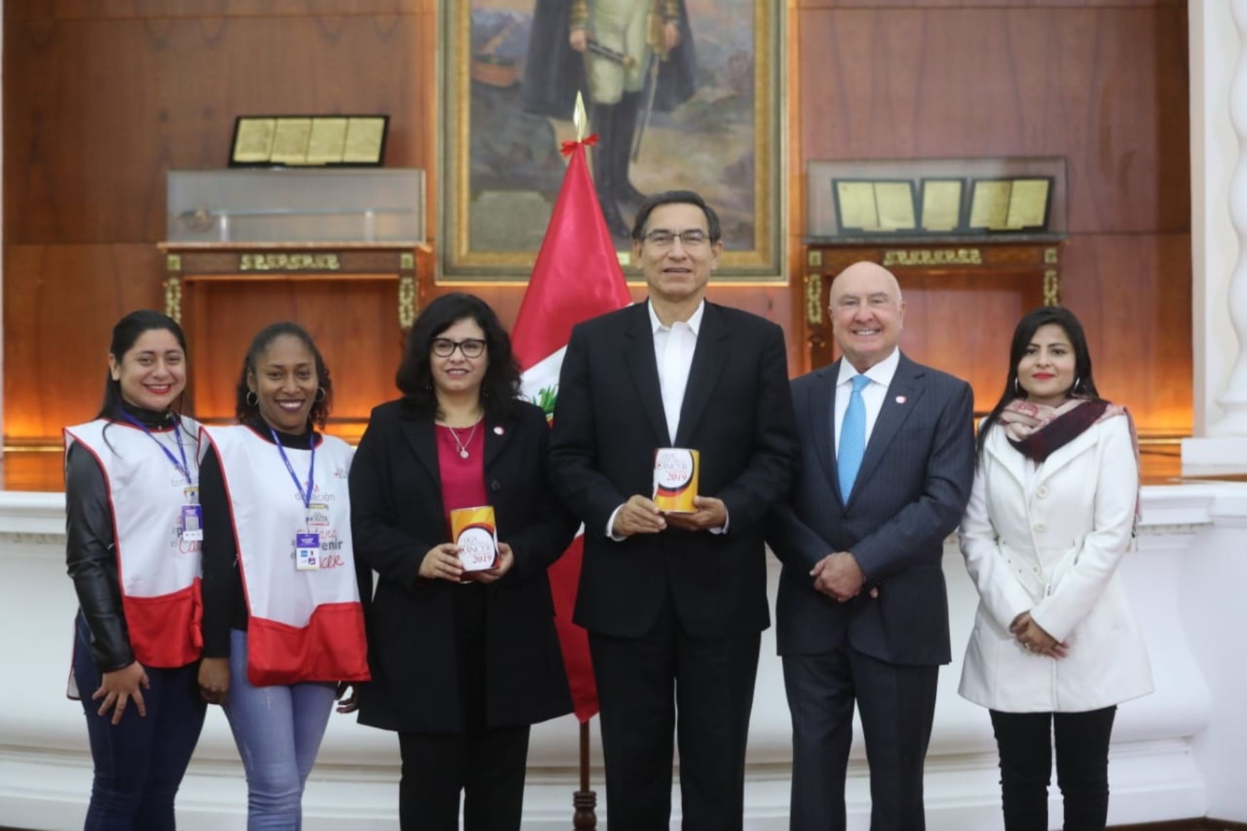 Presidente de la República, Martín Vizcarra, la primera Dama, Maribel Díaz y el titular de la Liga Contra el Cáncer, Adolfo Dammert. Foto: Presidencia.