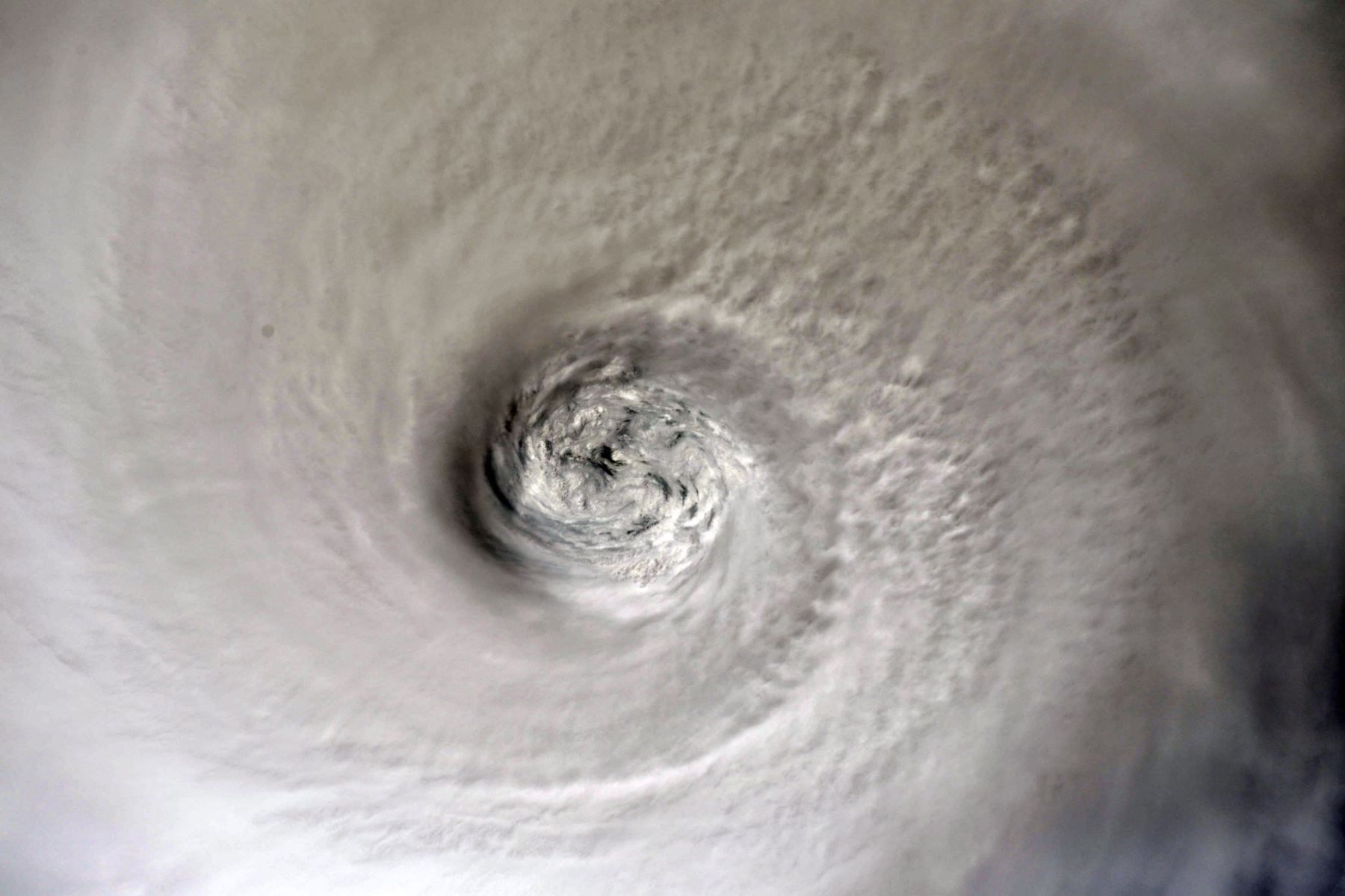 Una foto distribuida por la NASA muestra una imagen del ojo del huracán Dorian tomada por la astronauta de la NASA. Foto: EFE