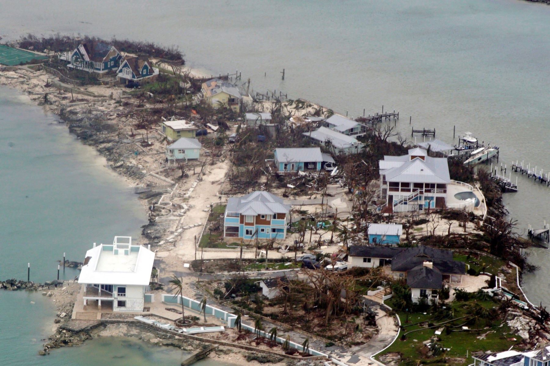 Foto informativa puesta a disposición por la Guardia Costera de los EE. UU. muestra una vista aérea de estructuras dañadas en las Bahamas. Foto: EFE