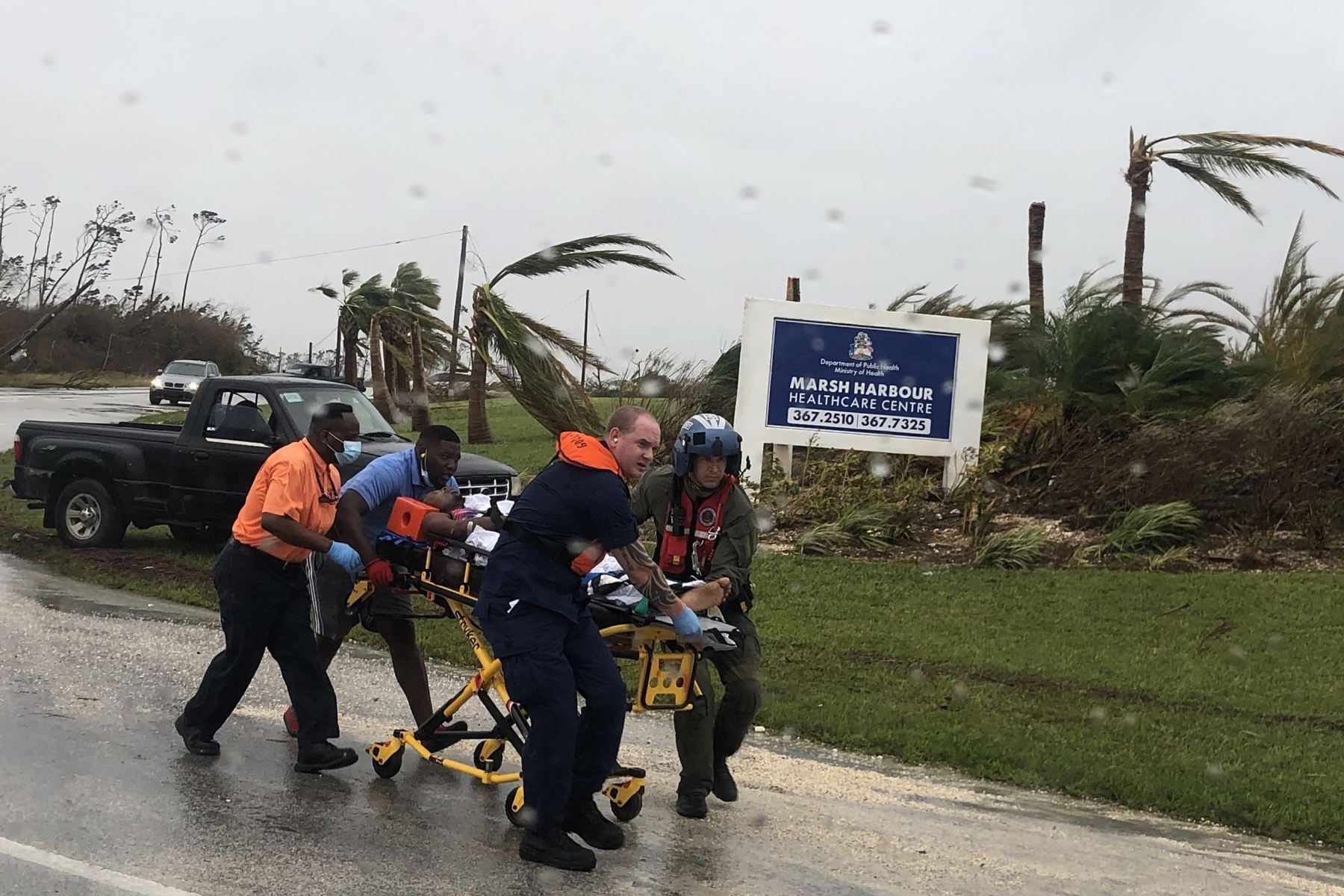 Guardia Costera ayuda a evacuar a un paciente del Centro de Salud Marsh Harbour en las Bahamas durante el huracán Dorian . Foto: AFP