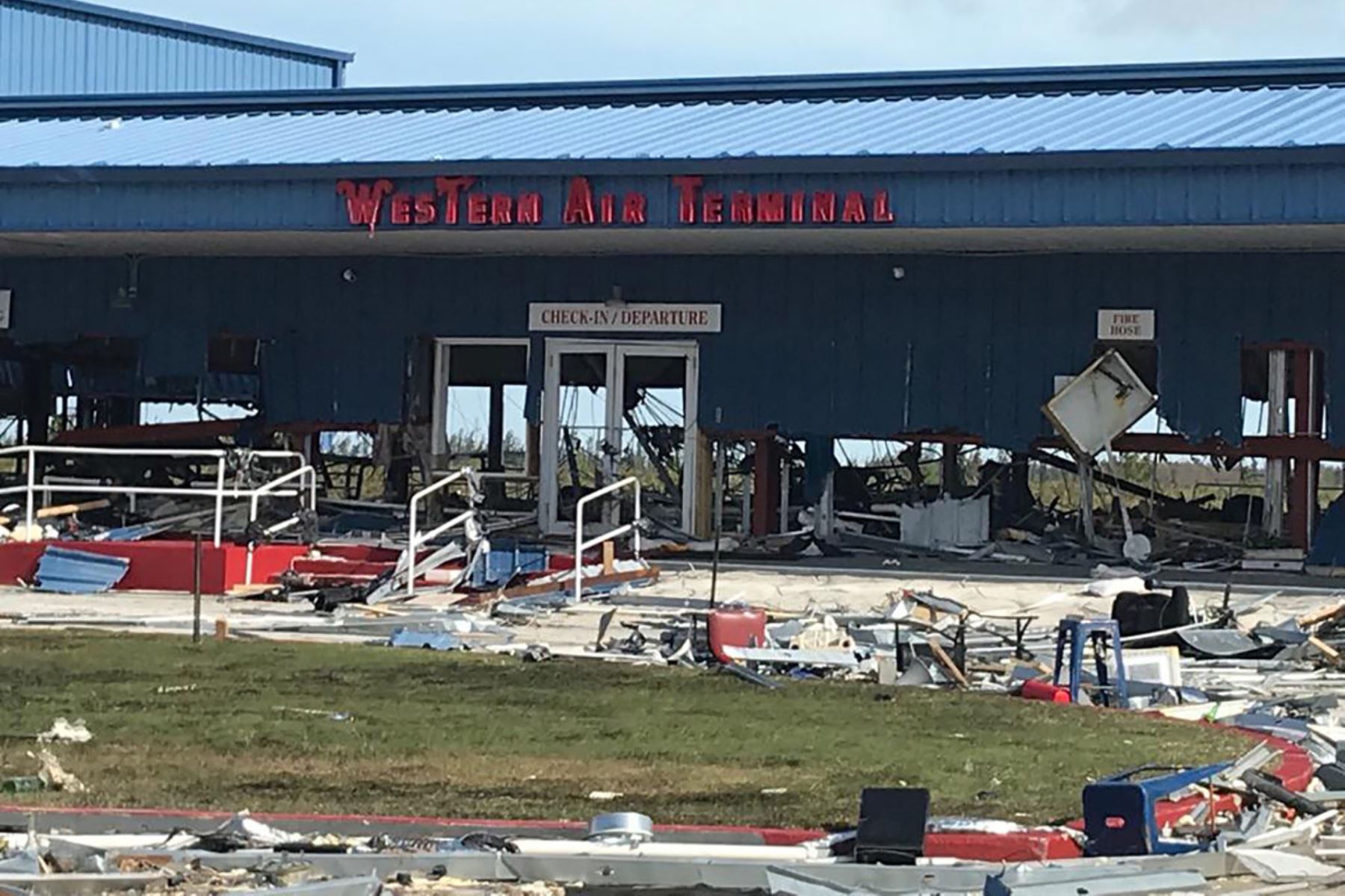 Escombros que dejó el huracán Dorian en el Aeropuerto Internacional de Las Bahamas. Foto: AFP