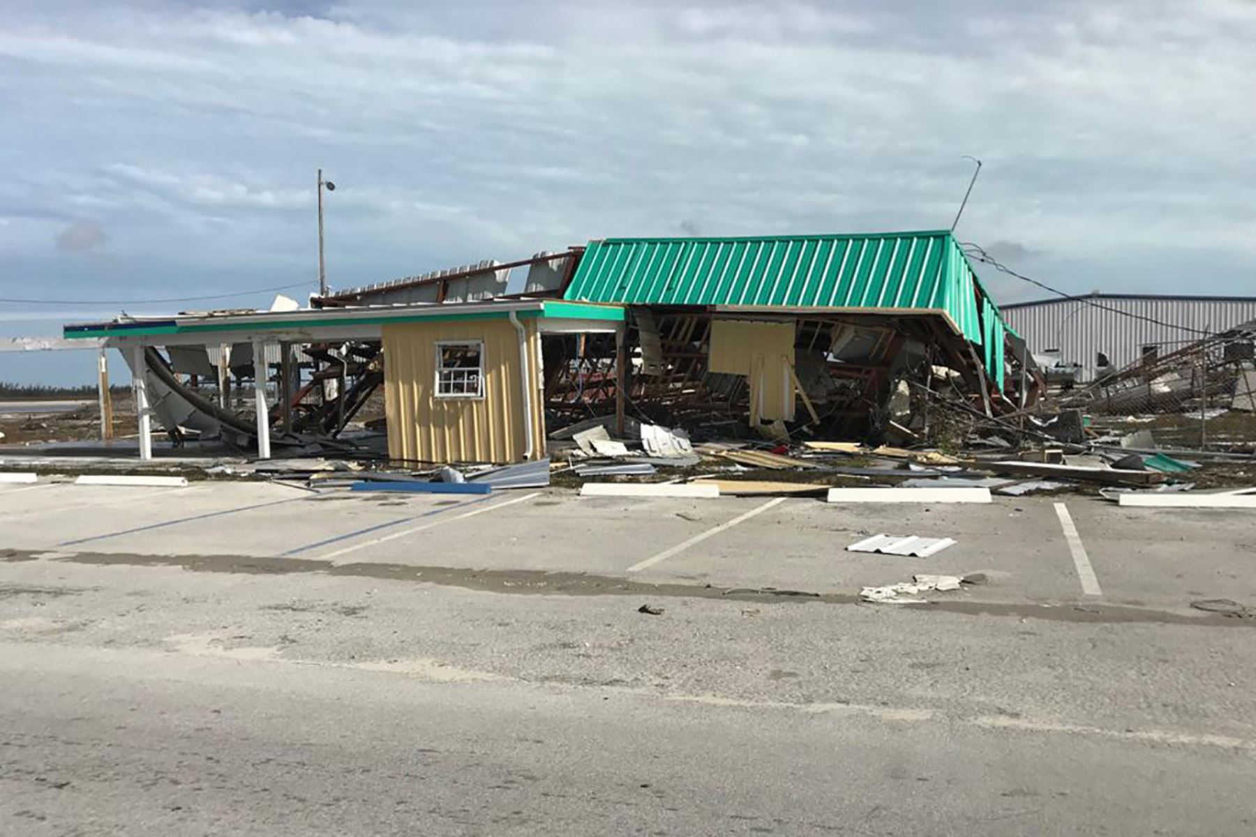 Escombros que dejó el huracán Dorian en el Aeropuerto Internacional de Las Bahamas. Foto: AFP