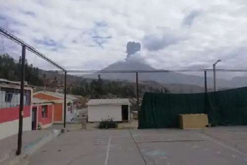 Ante las tres explosiones que ha registrado en menos de 24 horas el volcán Ubinas, ubicado en Moquegua, el Instituto Geofísico del Perú (IGP) no descarta que puedan ocurrir nuevas explosiones y emisiones de ceniza; por ello recomienda mantener el nivel de alerta naranja en el macizo.