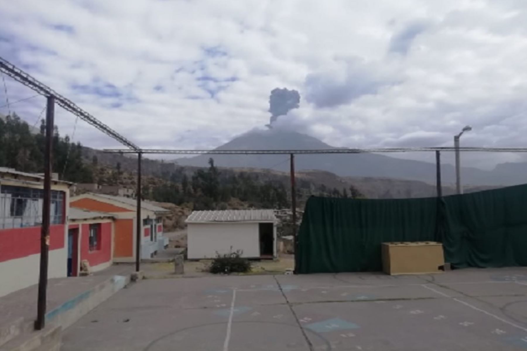 Ante las tres explosiones que ha registrado en menos de 24 horas el volcán Ubinas, ubicado en Moquegua, el Instituto Geofísico del Perú (IGP) no descarta que puedan ocurrir nuevas explosiones y emisiones de ceniza; por ello recomienda mantener el nivel de alerta naranja en el macizo.