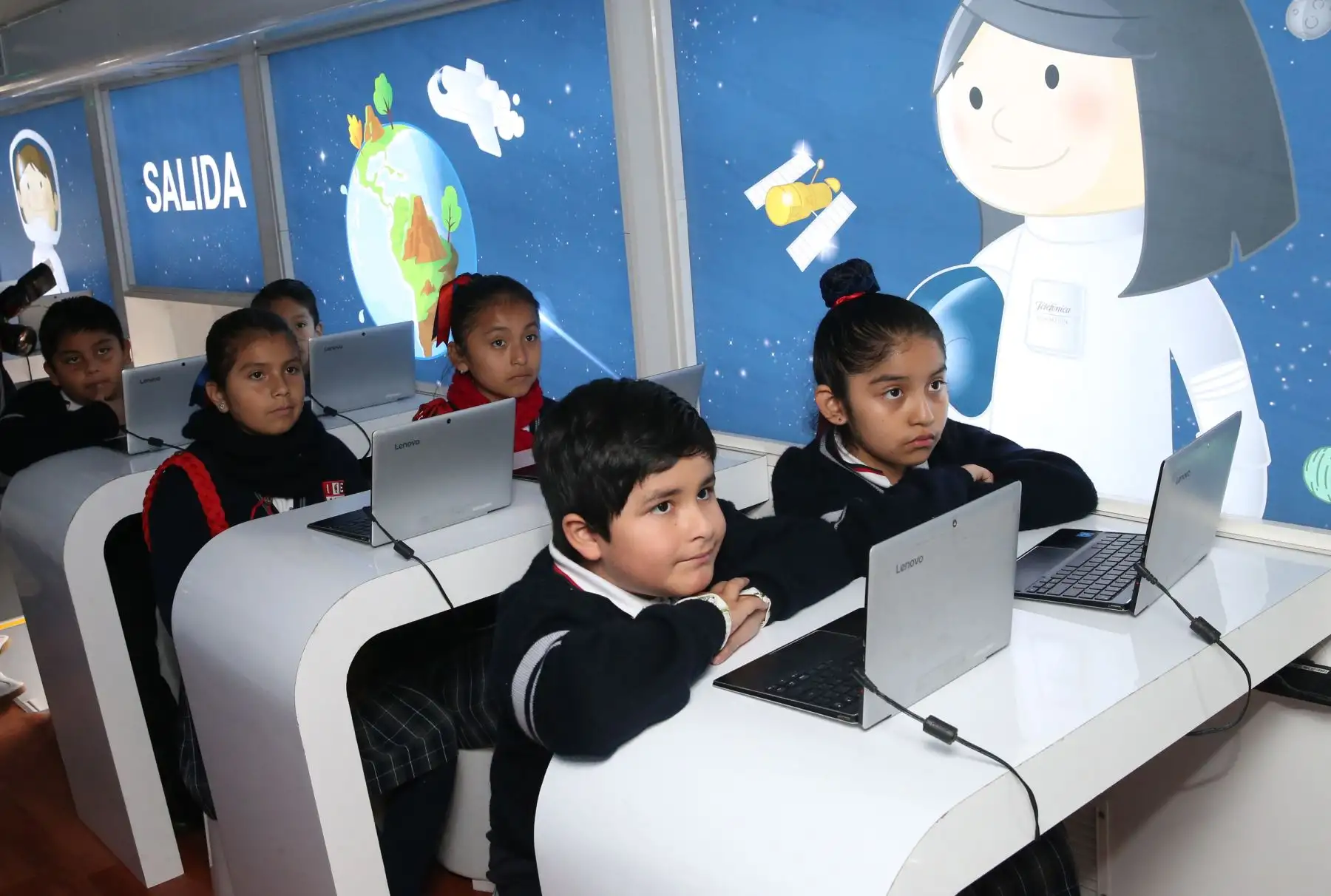 Llega a Lima el “Bus Educación Digital” a colegio emblemático Melitón Carvajal que  recorrerá 21 colegios de Lima Metropolitana para que más de 16 Mil alumnos accedan a un aprendizaje lúdico, interactivo y basado en juegos virtuales que cumplen con el Currículo Escolar Nacional .Foto: ANDINA/Norman Córdova