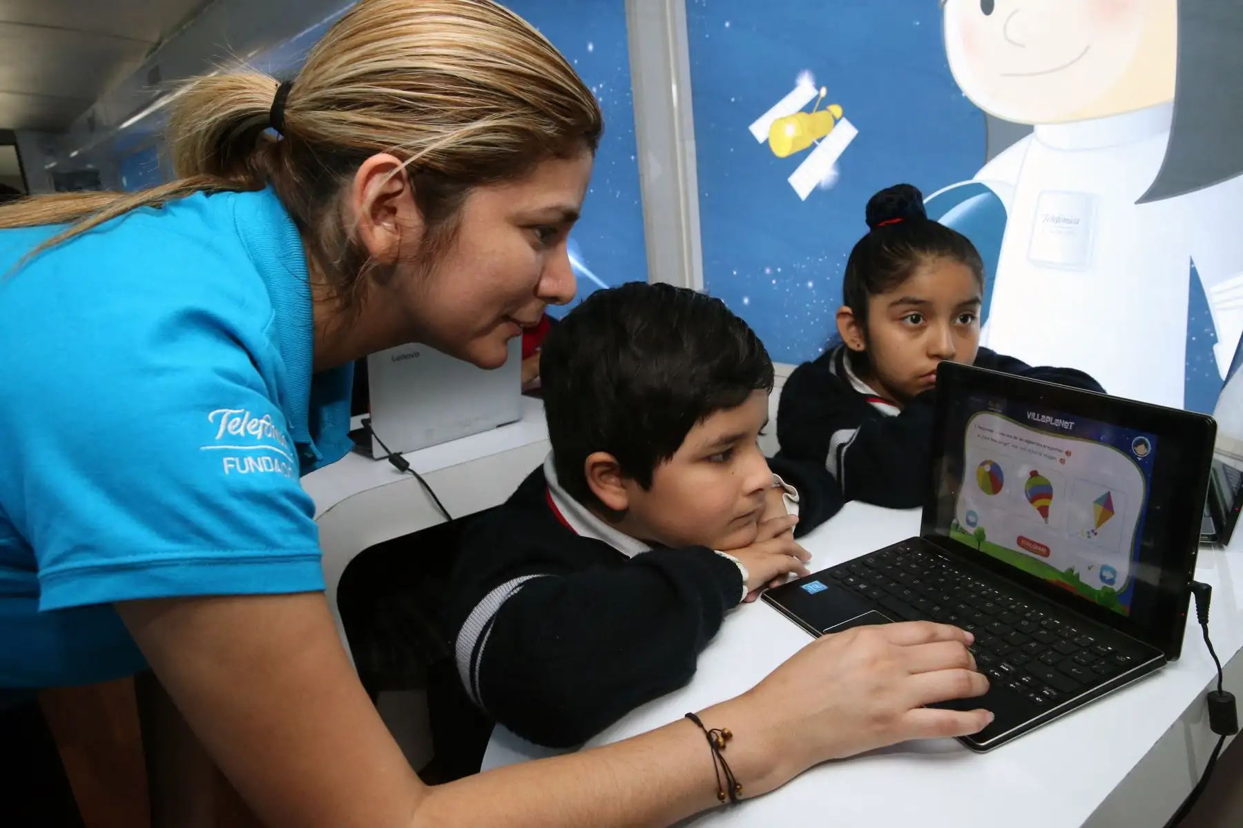 Llega a Lima el “Bus Educación Digital” a colegio emblemático Melitón Carvajal que  recorrerá 21 colegios de Lima Metropolitana para que más de 16 Mil alumnos accedan a un aprendizaje lúdico, interactivo y basado en juegos virtuales que cumplen con el Currículo Escolar Nacional .Foto: ANDINA/Norman Córdova