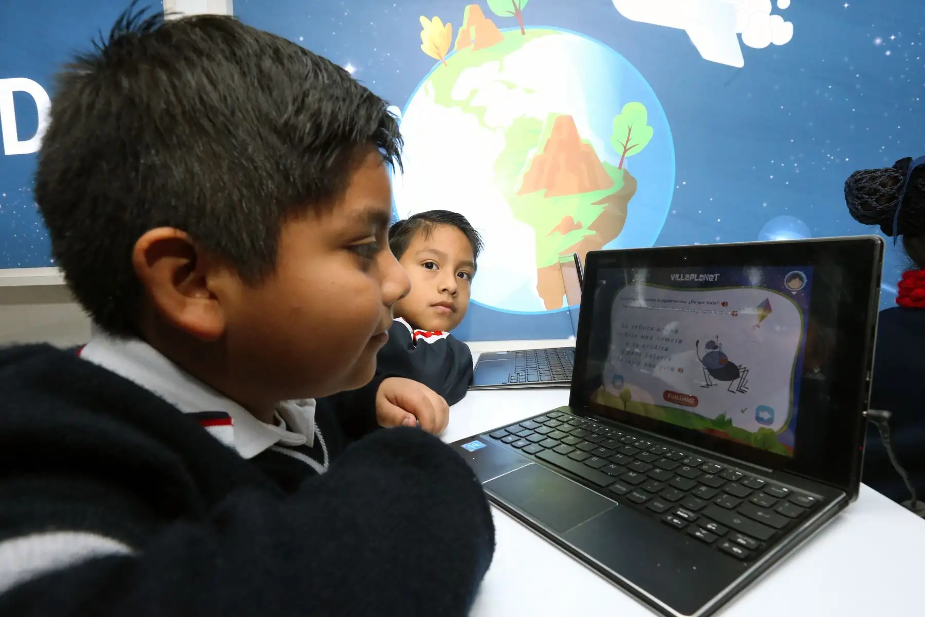 Llega a Lima el “Bus Educación Digital” a colegio emblemático Melitón Carvajal que  recorrerá 21 colegios de Lima Metropolitana para que más de 16 Mil alumnos accedan a un aprendizaje lúdico, interactivo y basado en juegos virtuales que cumplen con el Currículo Escolar Nacional .Foto: ANDINA/Norman Córdova