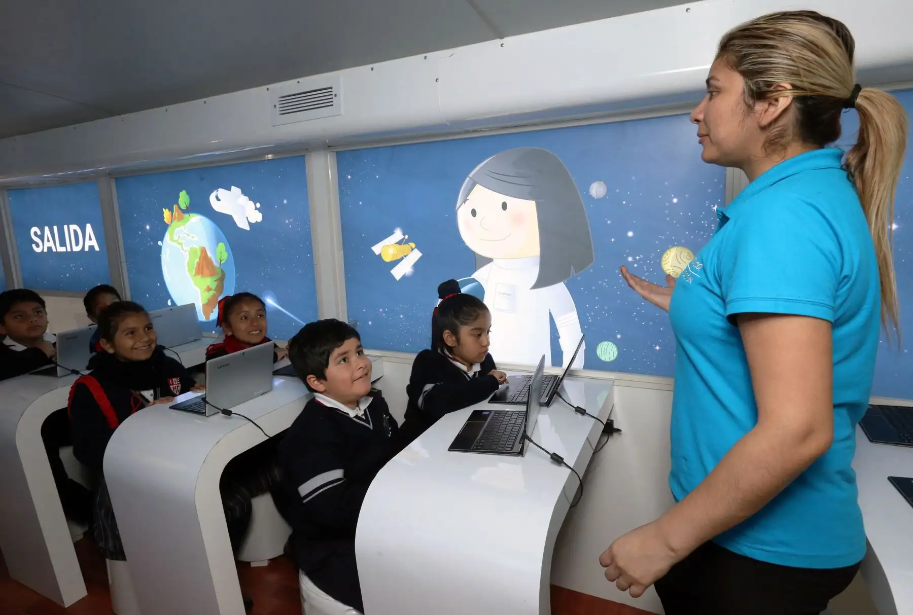 Llega a Lima el “Bus Educación Digital” a colegio emblemático Melitón Carvajal que  recorrerá 21 colegios de Lima Metropolitana para que más de 16 Mil alumnos accedan a un aprendizaje lúdico, interactivo y basado en juegos virtuales que cumplen con el Currículo Escolar Nacional .Foto: ANDINA/Norman Córdova