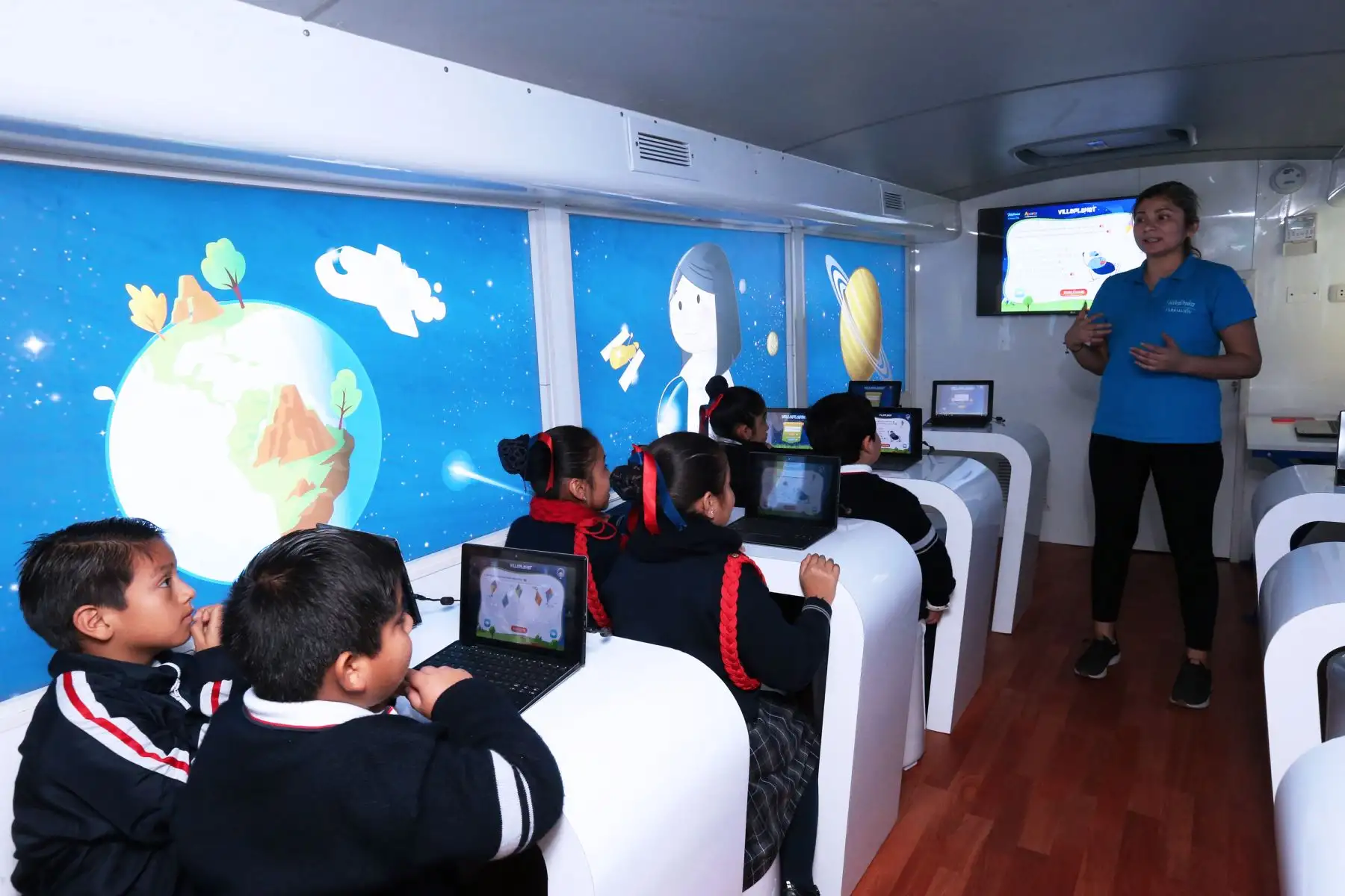 Llega a Lima el “Bus Educación Digital” a colegio emblemático Melitón Carvajal que  recorrerá 21 colegios de Lima Metropolitana para que más de 16 Mil alumnos accedan a un aprendizaje lúdico, interactivo y basado en juegos virtuales que cumplen con el Currículo Escolar Nacional .Foto: ANDINA/Norman Córdova