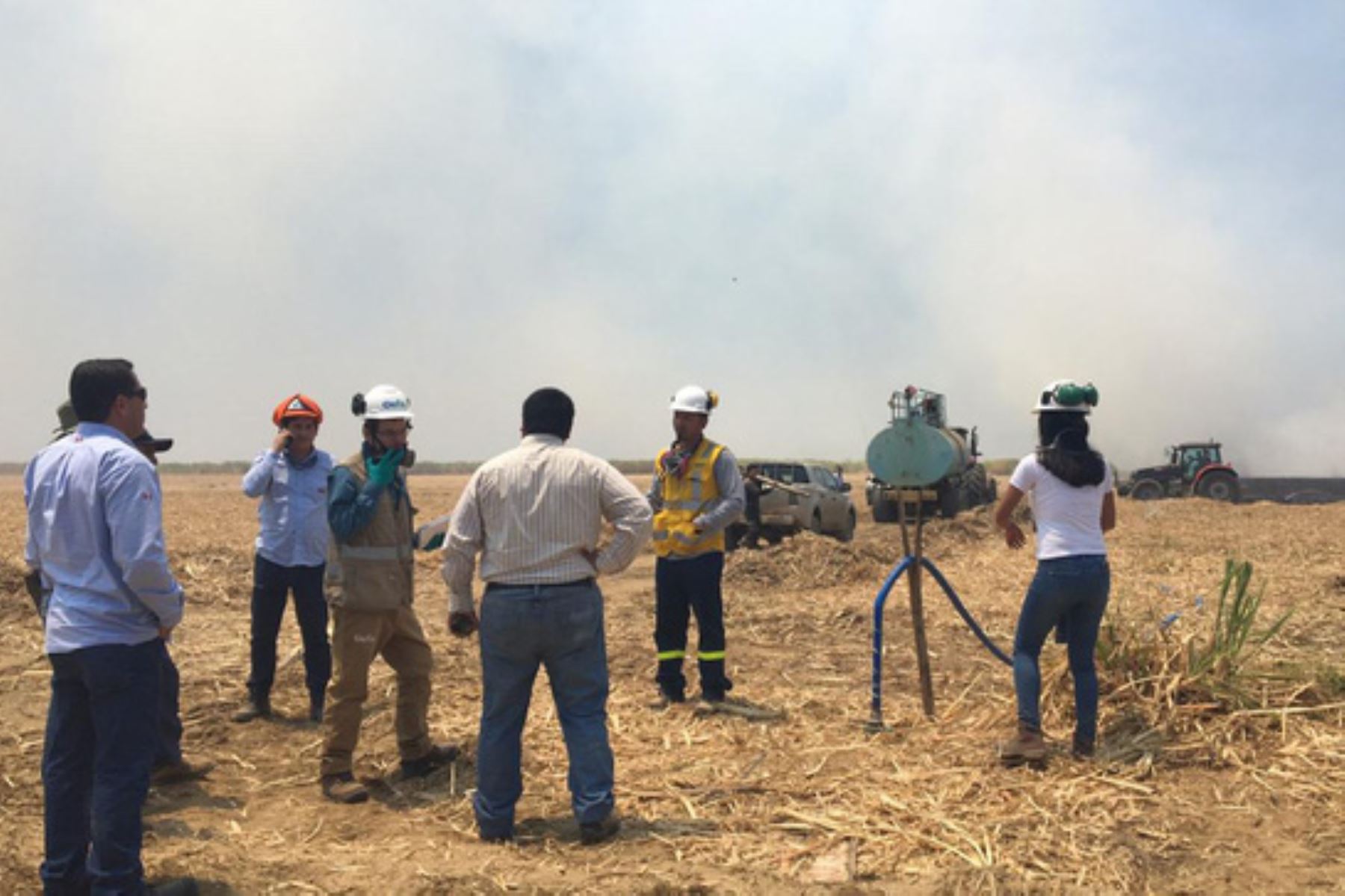 Especialistas del OEFA supervisan presunta quema de caña de azúcar en el distrito de La Huaca, región Piura.