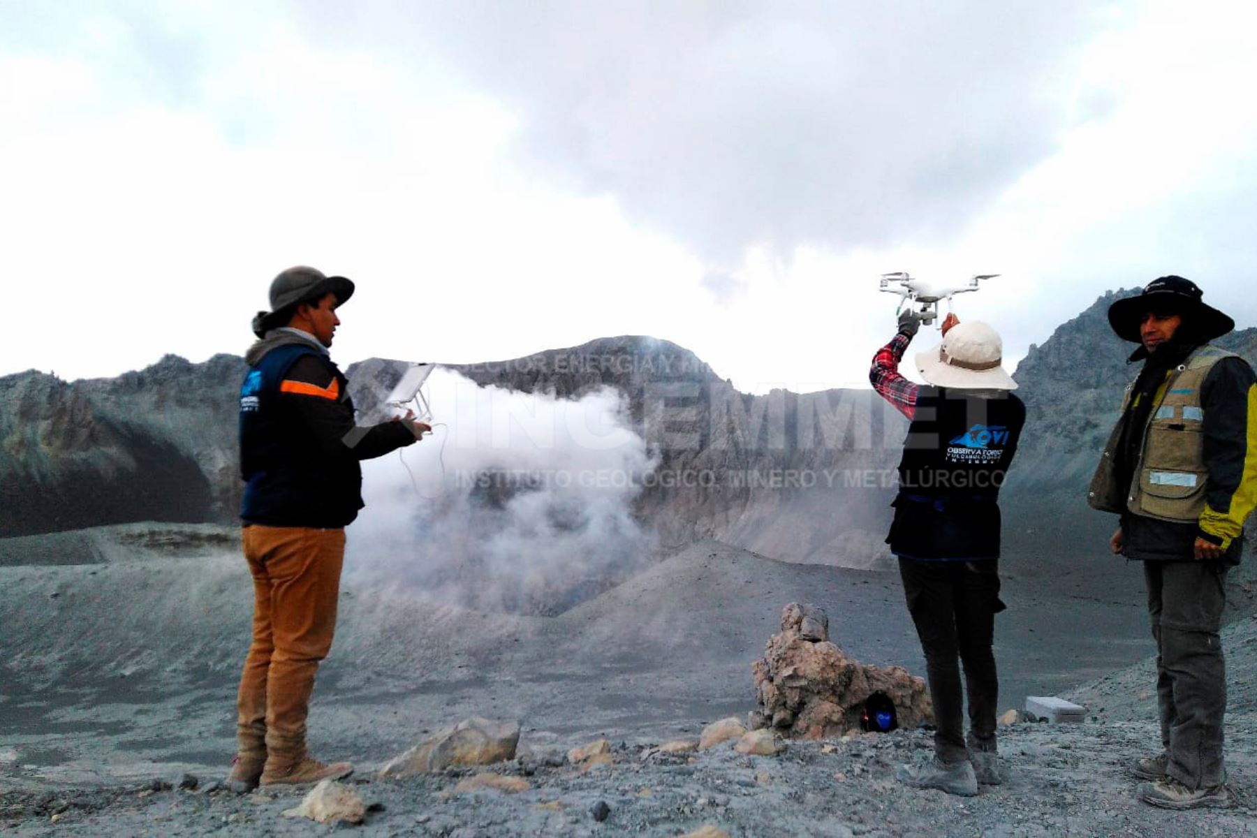 Una brigada del Ingemmet, integrada por tres geólogos, recolectan muestras del material expulsado durante las tres explosiones del volcán Ubinas (Moquegua) registradas hoy. Foto: Ingemmet