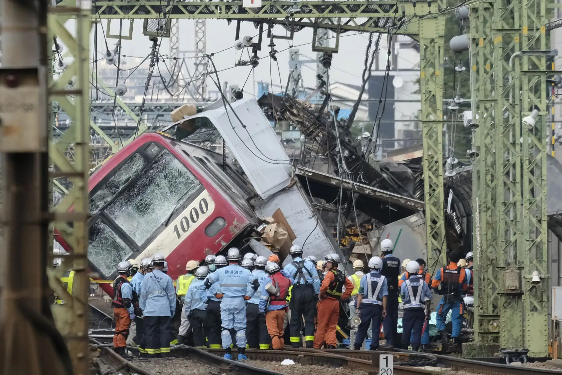 Un tren y un camión chocaron en un cruce cerca de Tokio, causando un muerto y 35  heridos. Foto: AFP