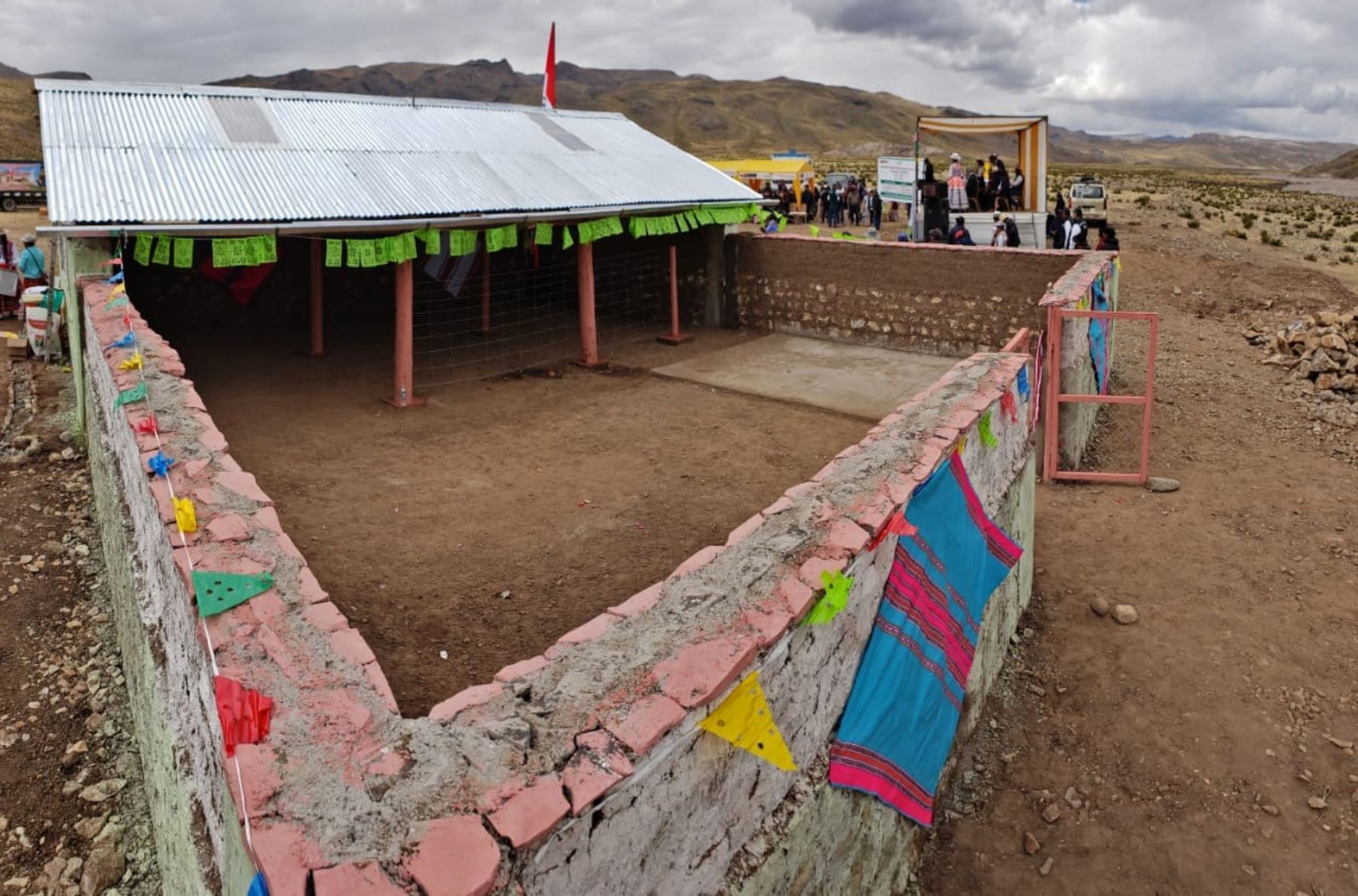 Entregan primeros cobertizos para alpacas y ovinos a familias ganaderas de la provincia de Caylloma, en Arequipa. ANDINA/Difusión
