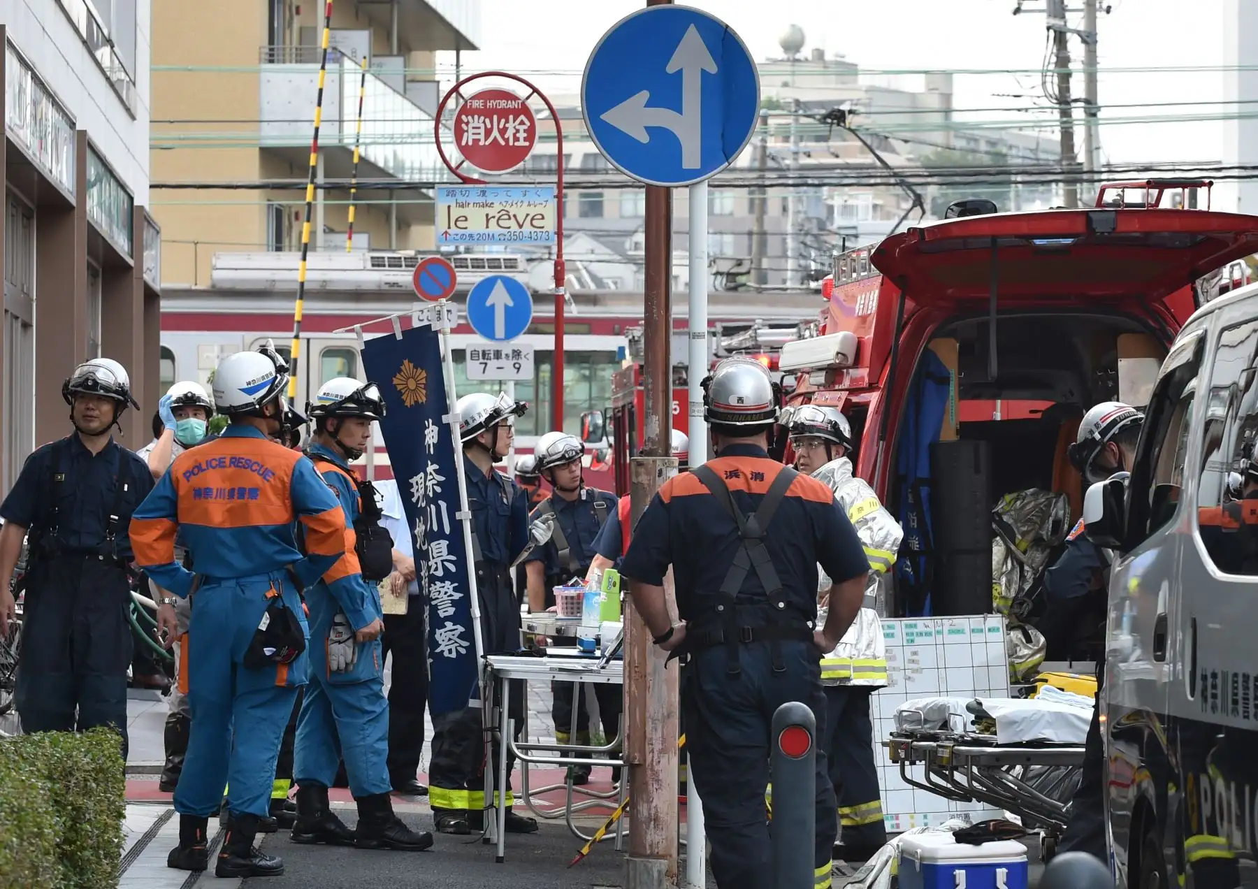 Personal de rescate trabaja en la escena donde un tren y un camión chocaron en un cruce en Yokohama. Foto: AFP