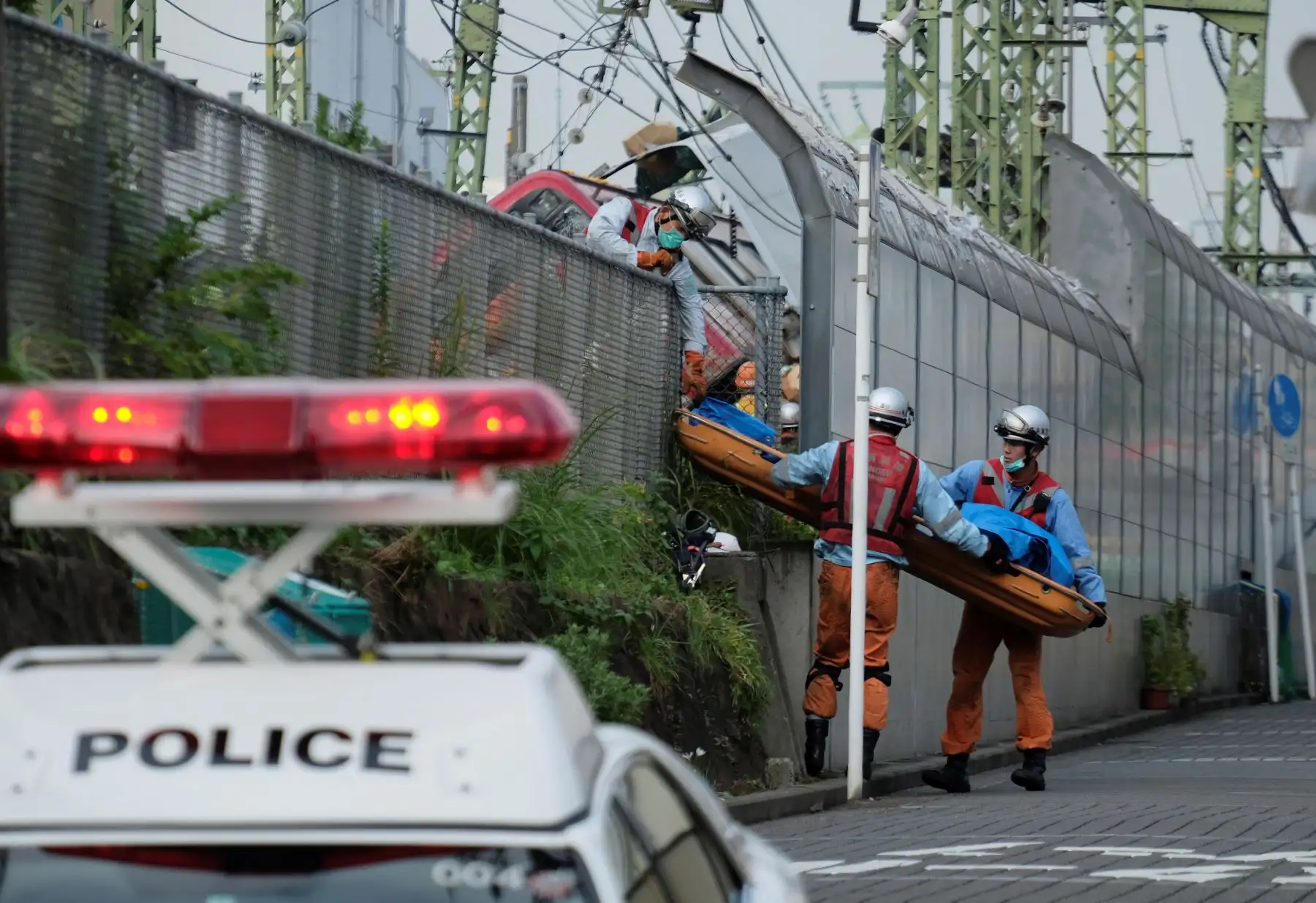 Personal de rescate trabaja en la escena donde un tren y un camión chocaron en un cruce en Yokohama. Foto: AFP
