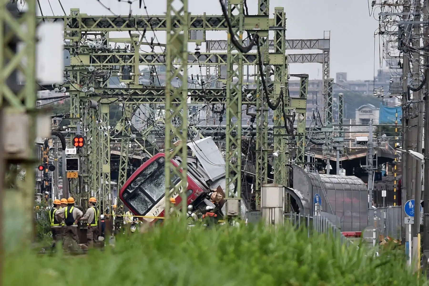Un tren y un camión chocaron en un cruce cerca de Tokio, causando un muerto y 35  heridos. Foto: AFP