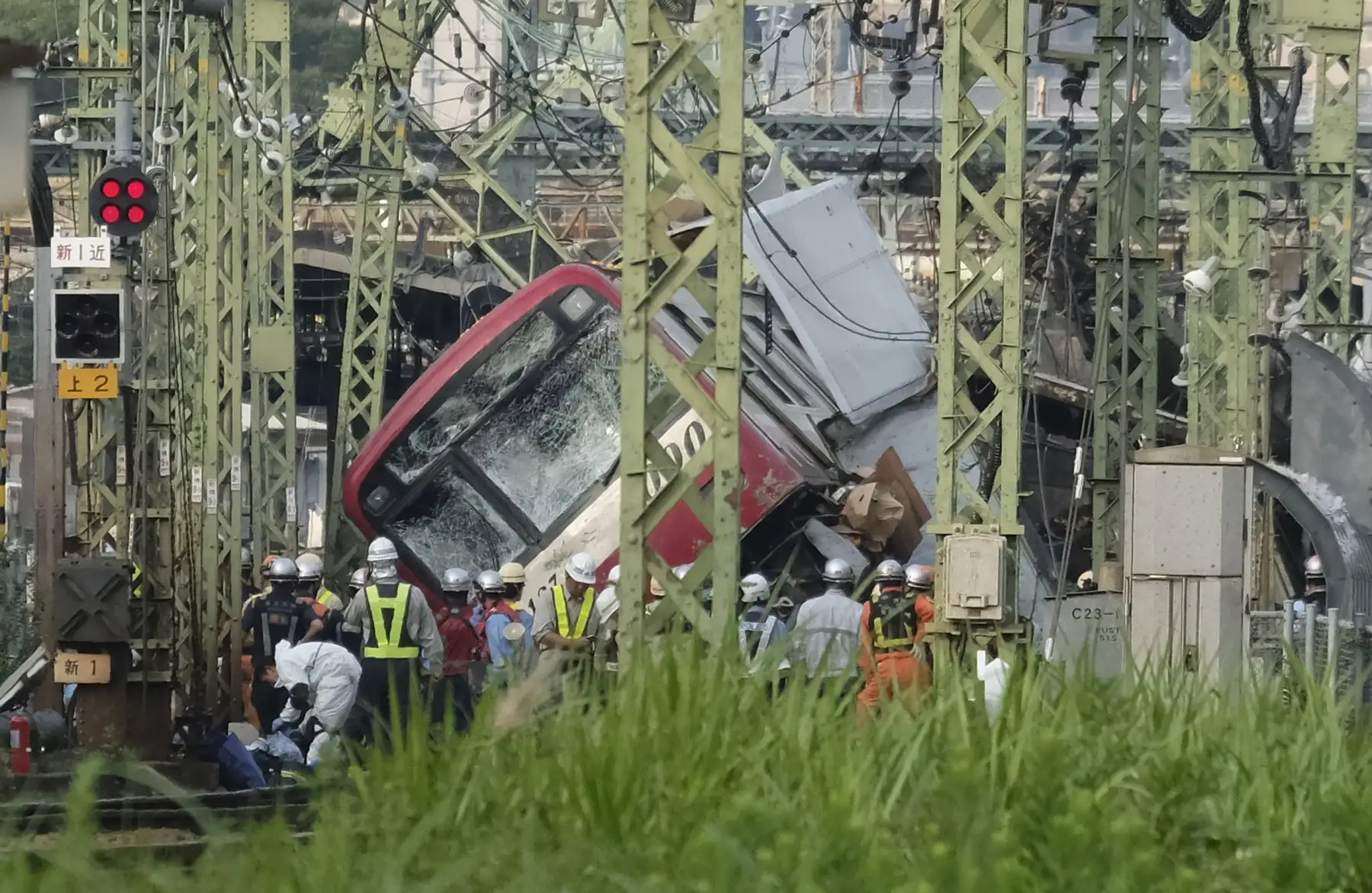 Un tren y un camión chocaron en un cruce cerca de Tokio, causando un muerto y 35  heridos. Foto: AFP