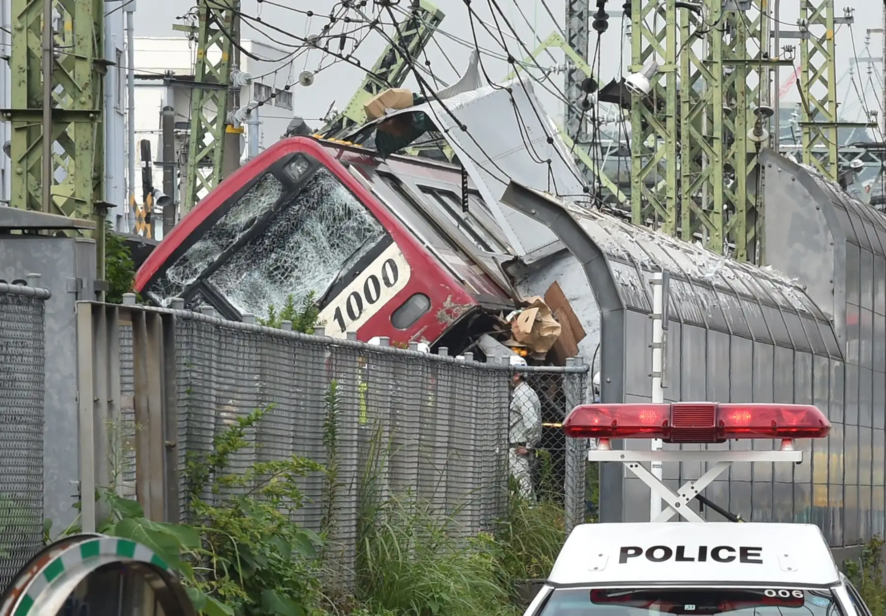 Un tren y un camión chocaron en un cruce cerca de Tokio, causando un muerto y 35  heridos. Foto: AFP