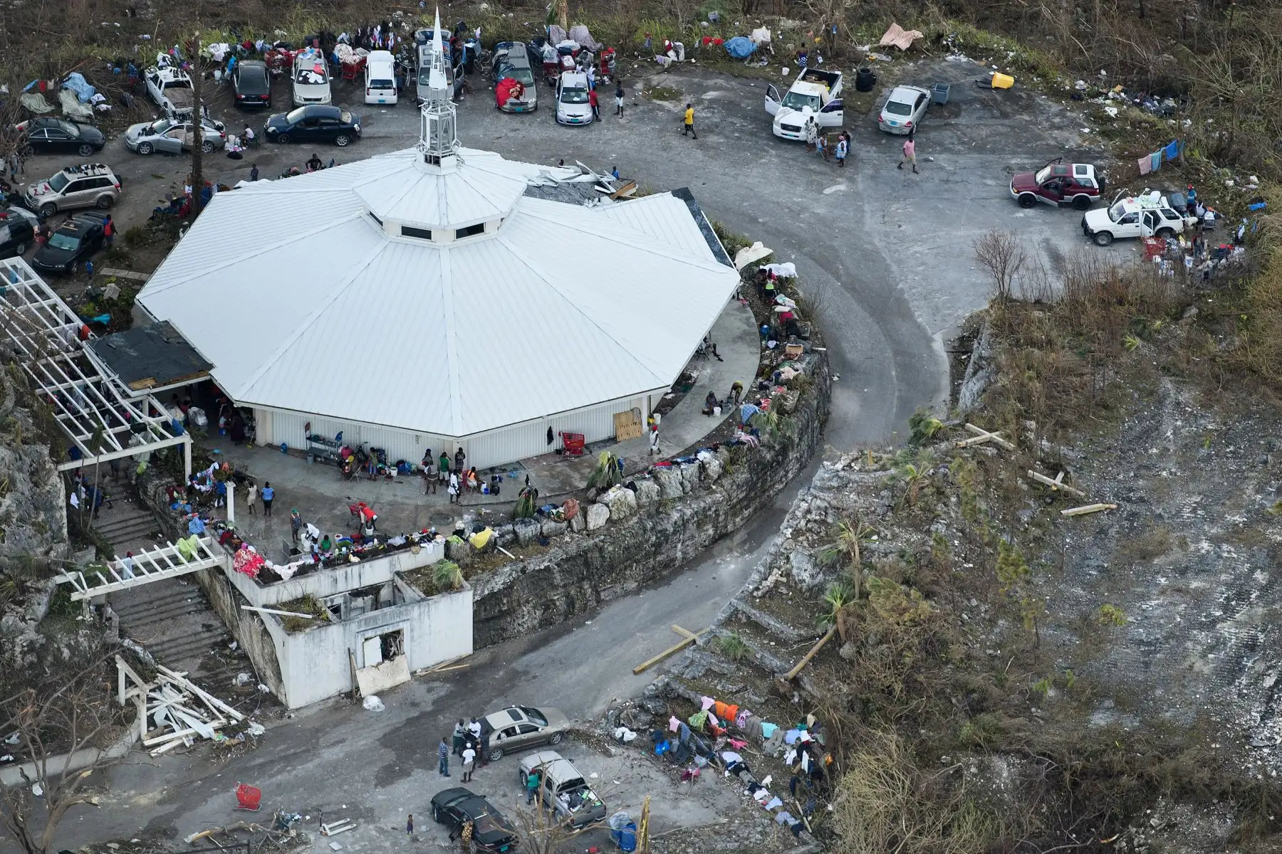 Vista aérea de los daños a la Iglesia Católica St. Francis De Sales por el huracán Dorian en Marsh Harbour, Isla Gran Ábaco en las Bahamas. Foto: AFP