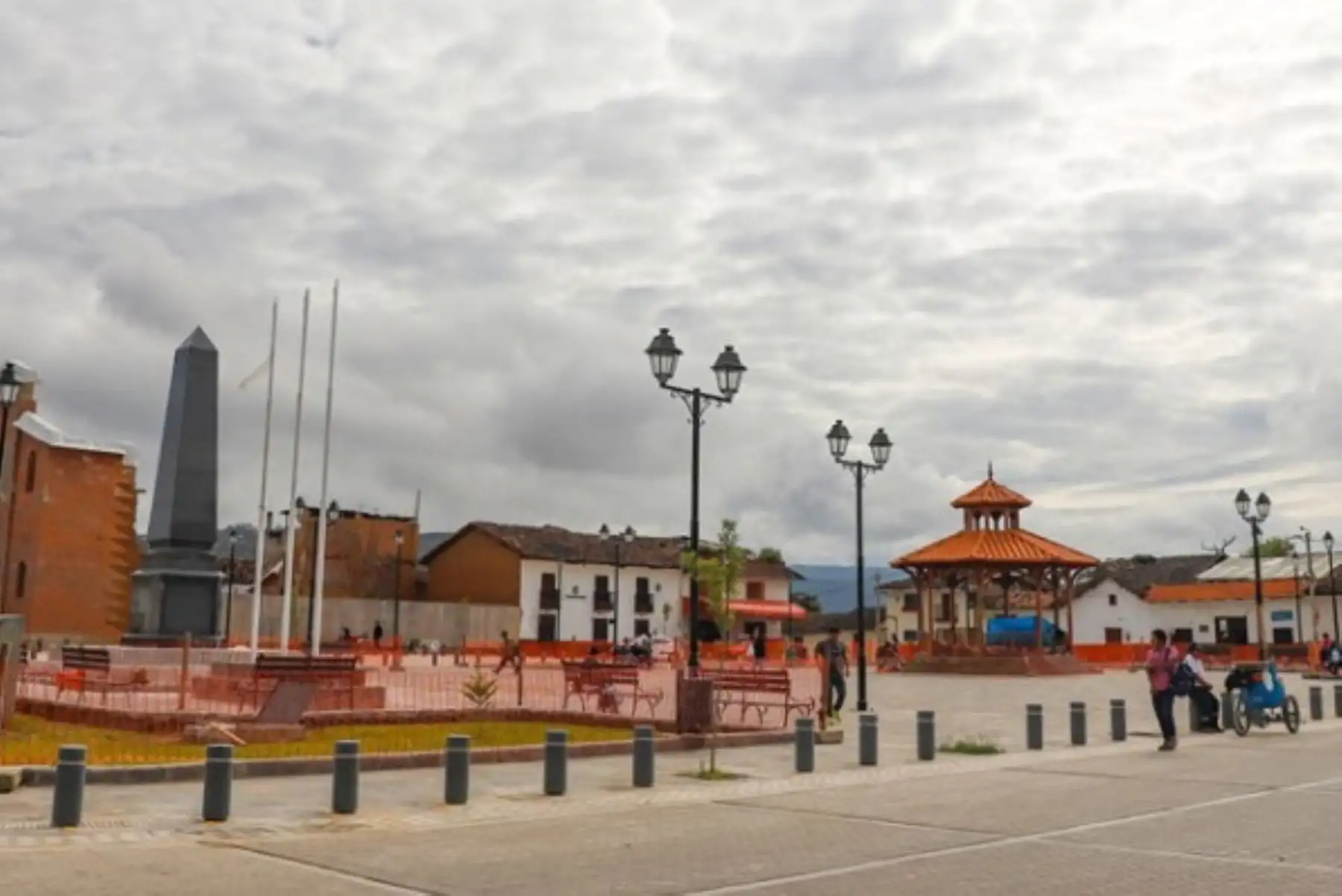 Plaza de Armas de la ciudad de Chachapoyas, capital del departamento de Amazonas y que forma parte de su centro histórico declarado en 1988 como Patrimonio Cultural de la Nación.