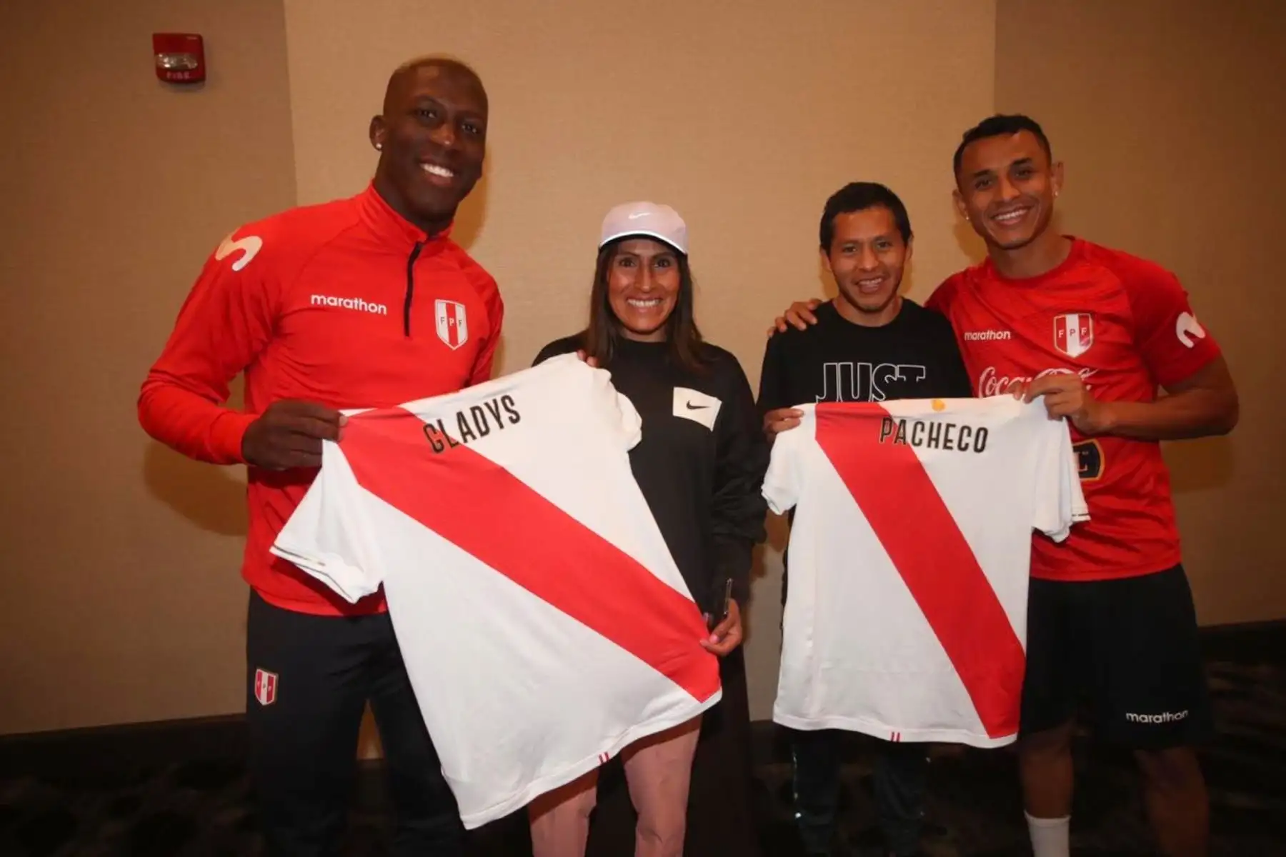 Christian Pacheco y Gladys Tejeda, medallistas de oro de los Juegos Panamericanos Lima 2019 posan con la camiseta de la selección acompañados de los futbolistas Luis Advíncula y Yoshimar Yotún . Foto: FPF
