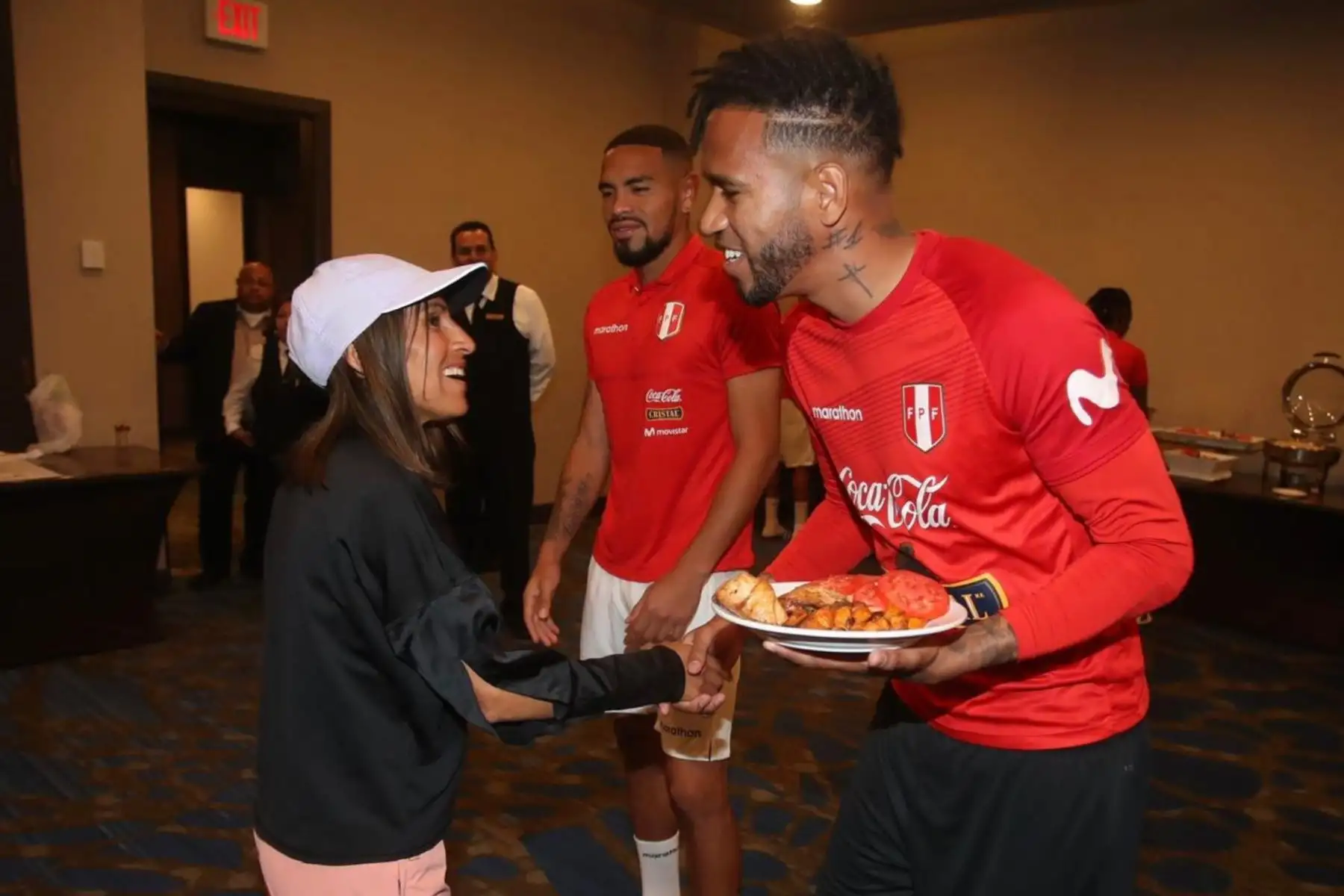Gladys Tejeda, medallistas de oro de los Juegos Panamericanos Lima 2019 con el arquero Pedro Gallese. Foto: FPF